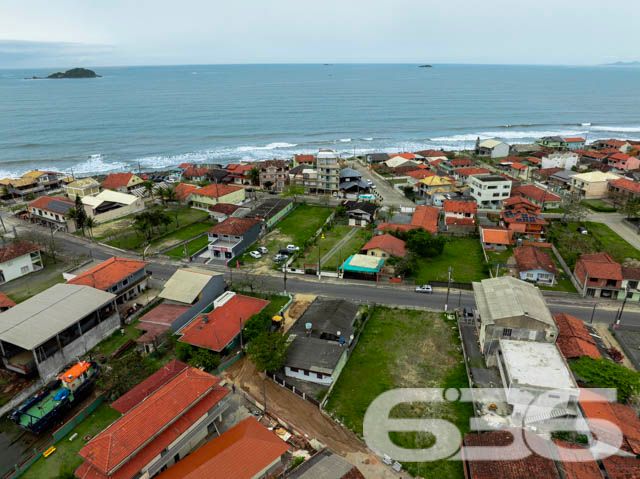 Terreno à Venda em Balneário Barra do Sul, SC - Oportunidade Imperdível - PERMUTA ATÉ 100%

Se você procura um terreno para investir ou realizar o projeto dos seus sonhos, esta é a oportunidade ideal! Localizado no coração de Balneário Barra do Sul, no Centro, este terreno possui características únicas e grande potencial de valorização. Estuda permuta por área construída.

Destaques do Terreno: Com quase 800 m² de área, este terreno oferece diversas possibilidades para construção. Esse terreno permite a criação de um empreendimento residencial e comercial, como um prédio de apartamentos com salas comerciais no térreo e garagem com acesso pelos fundos, otimizando o uso do espaço e proporcionando conveniência aos futuros moradores e lojistas. 

Benefícios da Localização: A apenas poucos metros da praia e com fácil acesso aos principais pontos da cidade, o terreno está localizado em uma área que atrai turistas e moradores em busca de lazer e qualidade de vida. A proximidade com mercados, padarias, restaurantes e outras conveniências facilita o dia a dia, tornando-o uma escolha inteligente tanto para moradia quanto para investimento.

Agende uma visita e conheça de perto o potencial deste terreno! Essa pode ser a sua chance de realizar um grande projeto em uma das cidades mais encantadoras do litoral catarinense.

Entre em contato com a 636 Negócios Imobiliários e saiba mais sobre essa oportunidade exclusiva! Estamos à disposição para tirar todas as suas dúvidas e ajudar você a dar o próximo passo rumo ao sucesso no mercado imobiliário.
 
636 NEGÓCIOS IMOBILIÁRIOS: A SUA MELHOR ESCOLHA
Com mais de 30 anos de experiência, a 636 Negócios Imobiliários é sua parceira ideal para encontrar o imóvel perfeito. Estamos prontos para ajudá-lo a fazer deste imóvel o seu novo lar.
 
Telefone: (47) 3451-0636
WhatsApp: (47) 99190-0636
 
Não perca esta oportunidade única. Visite nosso site para mais informações: i636.com.br