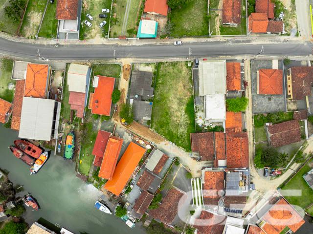 Terreno à Venda em Balneário Barra do Sul, SC - Oportunidade Imperdível - PERMUTA ATÉ 100%

Se você procura um terreno para investir ou realizar o projeto dos seus sonhos, esta é a oportunidade ideal! Localizado no coração de Balneário Barra do Sul, no Centro, este terreno possui características únicas e grande potencial de valorização. Estuda permuta por área construída.

Destaques do Terreno: Com quase 800 m² de área, este terreno oferece diversas possibilidades para construção. Esse terreno permite a criação de um empreendimento residencial e comercial, como um prédio de apartamentos com salas comerciais no térreo e garagem com acesso pelos fundos, otimizando o uso do espaço e proporcionando conveniência aos futuros moradores e lojistas. 

Benefícios da Localização: A apenas poucos metros da praia e com fácil acesso aos principais pontos da cidade, o terreno está localizado em uma área que atrai turistas e moradores em busca de lazer e qualidade de vida. A proximidade com mercados, padarias, restaurantes e outras conveniências facilita o dia a dia, tornando-o uma escolha inteligente tanto para moradia quanto para investimento.

Agende uma visita e conheça de perto o potencial deste terreno! Essa pode ser a sua chance de realizar um grande projeto em uma das cidades mais encantadoras do litoral catarinense.

Entre em contato com a 636 Negócios Imobiliários e saiba mais sobre essa oportunidade exclusiva! Estamos à disposição para tirar todas as suas dúvidas e ajudar você a dar o próximo passo rumo ao sucesso no mercado imobiliário.
 
636 NEGÓCIOS IMOBILIÁRIOS: A SUA MELHOR ESCOLHA
Com mais de 30 anos de experiência, a 636 Negócios Imobiliários é sua parceira ideal para encontrar o imóvel perfeito. Estamos prontos para ajudá-lo a fazer deste imóvel o seu novo lar.
 
Telefone: (47) 3451-0636
WhatsApp: (47) 99190-0636
 
Não perca esta oportunidade única. Visite nosso site para mais informações: i636.com.br