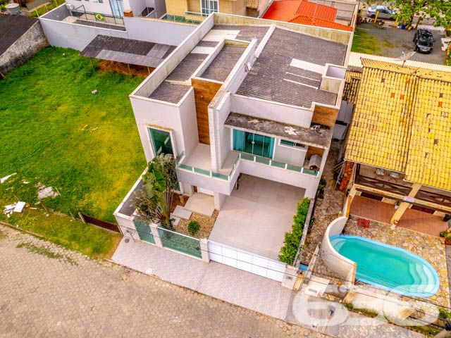 Descubra o encanto e o conforto em São Francisco do Sul, Enseada. Apresentamos uma residência que define a sofisticação contemporânea. Localizado a apenas 25 metros da prainha, este imóvel promete um estilo de vida de praia sem igual, permitindo fácil acesso a outras praias locais.
No coração de Enseada, esta casa exibe um design sofisticado e acabamentos de alta qualidade, incluindo pisos de porcelanato que iluminam todos os ambientes com sua claridade e rebaixamento em gesso que acrescenta um toque elegante ao espaço. As instalações incluem aquecimento a gás em todas as torneiras e chuveiros, proporcionando conforto em qualquer estação do ano.
A residência se destaca não apenas por sua estética, mas também por sua funcionalidade. No piso térreo, desfrute de uma generosa área de estar que se conecta harmoniosamente à cozinha gourmet, que está diretamente integrada à área de churrasqueira, ideal para receber amigos e família. Além disso, possui uma sala de jantar espaçosa, área de serviço completa e garagem com capacidade para quatro veículos.
O primeiro piso é igualmente impressionante, hospedando uma suíte master, mais três dormitórios aconchegantes, todos equipados com ar condicionado, e três banheiros. As sacadas oferecem uma vista encantadora do bairro e arredores, promovendo um ambiente tranquilo e acolhedor.
Para quem procura mais do que apenas uma casa, esta propriedade oferece uma área de festas com churrasqueira e fogão a lenha, além de um home office totalmente adaptado para as necessidades dos tempos modernos. A casa também é murada, garantindo segurança e privacidade.
Aceitamos propostas de troca por imóveis. Aproveite esta oportunidade única para adquirir não apenas uma casa, mas um lar em um dos locais mais cobiçados do litoral catarinense. Visite e encante-se!
636 NEGÓCIOS IMOBILIÁRIOS: A SUA MELHOR ESCOLHA
Com mais de 30 anos de experiência, a 636 Negócios Imobiliários é sua parceira ideal para encontrar o imóvel perfeito. Estamos prontos para ajudá-lo a fazer deste imóvel o seu novo lar.
Telefone: (47) 3451-0636
WhatsApp: (47) 99190-0636
Não perca esta oportunidade única. Visite nosso site para mais informações: i636.com.br