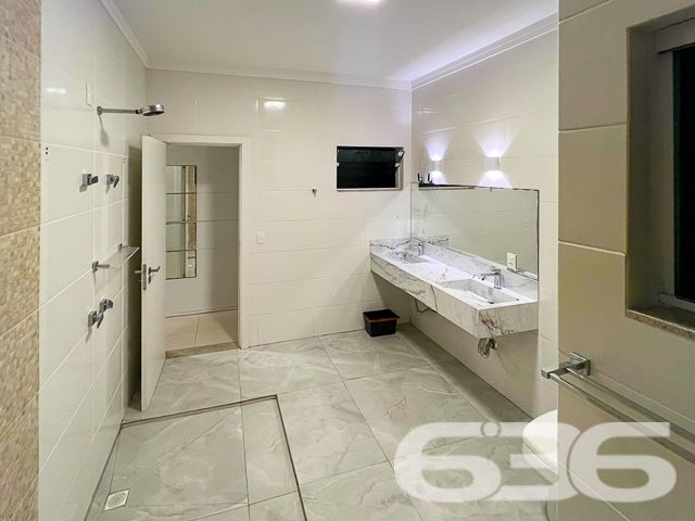 Descubra o encanto e o conforto em São Francisco do Sul, Enseada. Apresentamos uma residência que define a sofisticação contemporânea. Localizado a apenas 25 metros da prainha, este imóvel promete um estilo de vida de praia sem igual, permitindo fácil acesso a outras praias locais.
No coração de Enseada, esta casa exibe um design sofisticado e acabamentos de alta qualidade, incluindo pisos de porcelanato que iluminam todos os ambientes com sua claridade e rebaixamento em gesso que acrescenta um toque elegante ao espaço. As instalações incluem aquecimento a gás em todas as torneiras e chuveiros, proporcionando conforto em qualquer estação do ano.
A residência se destaca não apenas por sua estética, mas também por sua funcionalidade. No piso térreo, desfrute de uma generosa área de estar que se conecta harmoniosamente à cozinha gourmet, que está diretamente integrada à área de churrasqueira, ideal para receber amigos e família. Além disso, possui uma sala de jantar espaçosa, área de serviço completa e garagem com capacidade para quatro veículos.
O primeiro piso é igualmente impressionante, hospedando uma suíte master, mais três dormitórios aconchegantes, todos equipados com ar condicionado, e três banheiros. As sacadas oferecem uma vista encantadora do bairro e arredores, promovendo um ambiente tranquilo e acolhedor.
Para quem procura mais do que apenas uma casa, esta propriedade oferece uma área de festas com churrasqueira e fogão a lenha, além de um home office totalmente adaptado para as necessidades dos tempos modernos. A casa também é murada, garantindo segurança e privacidade.
Aceitamos propostas de troca por imóveis. Aproveite esta oportunidade única para adquirir não apenas uma casa, mas um lar em um dos locais mais cobiçados do litoral catarinense. Visite e encante-se!
636 NEGÓCIOS IMOBILIÁRIOS: A SUA MELHOR ESCOLHA
Com mais de 30 anos de experiência, a 636 Negócios Imobiliários é sua parceira ideal para encontrar o imóvel perfeito. Estamos prontos para ajudá-lo a fazer deste imóvel o seu novo lar.
Telefone: (47) 3451-0636
WhatsApp: (47) 99190-0636
Não perca esta oportunidade única. Visite nosso site para mais informações: i636.com.br