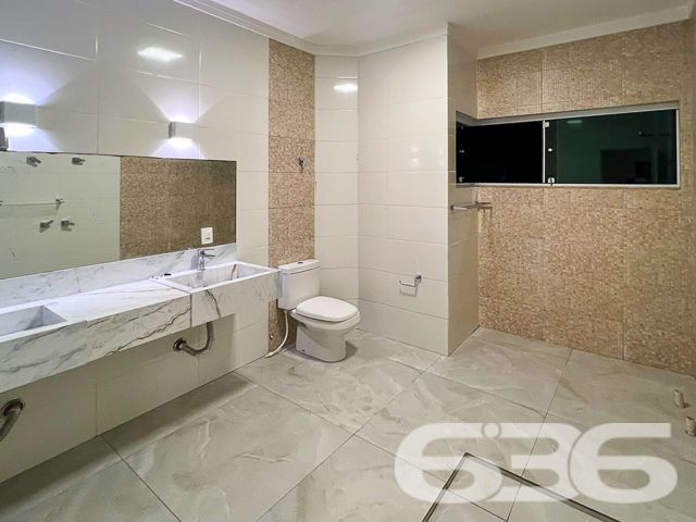 Descubra o encanto e o conforto em São Francisco do Sul, Enseada. Apresentamos uma residência que define a sofisticação contemporânea. Localizado a apenas 25 metros da prainha, este imóvel promete um estilo de vida de praia sem igual, permitindo fácil acesso a outras praias locais.
No coração de Enseada, esta casa exibe um design sofisticado e acabamentos de alta qualidade, incluindo pisos de porcelanato que iluminam todos os ambientes com sua claridade e rebaixamento em gesso que acrescenta um toque elegante ao espaço. As instalações incluem aquecimento a gás em todas as torneiras e chuveiros, proporcionando conforto em qualquer estação do ano.
A residência se destaca não apenas por sua estética, mas também por sua funcionalidade. No piso térreo, desfrute de uma generosa área de estar que se conecta harmoniosamente à cozinha gourmet, que está diretamente integrada à área de churrasqueira, ideal para receber amigos e família. Além disso, possui uma sala de jantar espaçosa, área de serviço completa e garagem com capacidade para quatro veículos.
O primeiro piso é igualmente impressionante, hospedando uma suíte master, mais três dormitórios aconchegantes, todos equipados com ar condicionado, e três banheiros. As sacadas oferecem uma vista encantadora do bairro e arredores, promovendo um ambiente tranquilo e acolhedor.
Para quem procura mais do que apenas uma casa, esta propriedade oferece uma área de festas com churrasqueira e fogão a lenha, além de um home office totalmente adaptado para as necessidades dos tempos modernos. A casa também é murada, garantindo segurança e privacidade.
Aceitamos propostas de troca por imóveis. Aproveite esta oportunidade única para adquirir não apenas uma casa, mas um lar em um dos locais mais cobiçados do litoral catarinense. Visite e encante-se!
636 NEGÓCIOS IMOBILIÁRIOS: A SUA MELHOR ESCOLHA
Com mais de 30 anos de experiência, a 636 Negócios Imobiliários é sua parceira ideal para encontrar o imóvel perfeito. Estamos prontos para ajudá-lo a fazer deste imóvel o seu novo lar.
Telefone: (47) 3451-0636
WhatsApp: (47) 99190-0636
Não perca esta oportunidade única. Visite nosso site para mais informações: i636.com.br
