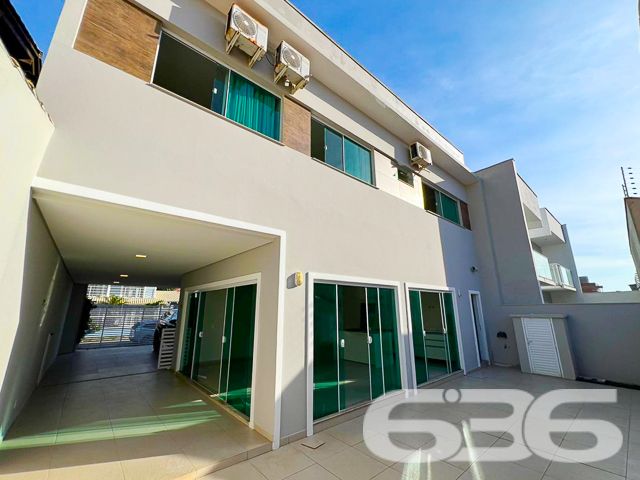 Descubra o encanto e o conforto em São Francisco do Sul, Enseada. Apresentamos uma residência que define a sofisticação contemporânea. Localizado a apenas 25 metros da prainha, este imóvel promete um estilo de vida de praia sem igual, permitindo fácil acesso a outras praias locais.
No coração de Enseada, esta casa exibe um design sofisticado e acabamentos de alta qualidade, incluindo pisos de porcelanato que iluminam todos os ambientes com sua claridade e rebaixamento em gesso que acrescenta um toque elegante ao espaço. As instalações incluem aquecimento a gás em todas as torneiras e chuveiros, proporcionando conforto em qualquer estação do ano.
A residência se destaca não apenas por sua estética, mas também por sua funcionalidade. No piso térreo, desfrute de uma generosa área de estar que se conecta harmoniosamente à cozinha gourmet, que está diretamente integrada à área de churrasqueira, ideal para receber amigos e família. Além disso, possui uma sala de jantar espaçosa, área de serviço completa e garagem com capacidade para quatro veículos.
O primeiro piso é igualmente impressionante, hospedando uma suíte master, mais três dormitórios aconchegantes, todos equipados com ar condicionado, e três banheiros. As sacadas oferecem uma vista encantadora do bairro e arredores, promovendo um ambiente tranquilo e acolhedor.
Para quem procura mais do que apenas uma casa, esta propriedade oferece uma área de festas com churrasqueira e fogão a lenha, além de um home office totalmente adaptado para as necessidades dos tempos modernos. A casa também é murada, garantindo segurança e privacidade.
Aceitamos propostas de troca por imóveis. Aproveite esta oportunidade única para adquirir não apenas uma casa, mas um lar em um dos locais mais cobiçados do litoral catarinense. Visite e encante-se!
636 NEGÓCIOS IMOBILIÁRIOS: A SUA MELHOR ESCOLHA
Com mais de 30 anos de experiência, a 636 Negócios Imobiliários é sua parceira ideal para encontrar o imóvel perfeito. Estamos prontos para ajudá-lo a fazer deste imóvel o seu novo lar.
Telefone: (47) 3451-0636
WhatsApp: (47) 99190-0636
Não perca esta oportunidade única. Visite nosso site para mais informações: i636.com.br