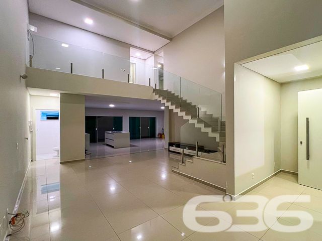 Descubra o encanto e o conforto em São Francisco do Sul, Enseada. Apresentamos uma residência que define a sofisticação contemporânea. Localizado a apenas 25 metros da prainha, este imóvel promete um estilo de vida de praia sem igual, permitindo fácil acesso a outras praias locais.
No coração de Enseada, esta casa exibe um design sofisticado e acabamentos de alta qualidade, incluindo pisos de porcelanato que iluminam todos os ambientes com sua claridade e rebaixamento em gesso que acrescenta um toque elegante ao espaço. As instalações incluem aquecimento a gás em todas as torneiras e chuveiros, proporcionando conforto em qualquer estação do ano.
A residência se destaca não apenas por sua estética, mas também por sua funcionalidade. No piso térreo, desfrute de uma generosa área de estar que se conecta harmoniosamente à cozinha gourmet, que está diretamente integrada à área de churrasqueira, ideal para receber amigos e família. Além disso, possui uma sala de jantar espaçosa, área de serviço completa e garagem com capacidade para quatro veículos.
O primeiro piso é igualmente impressionante, hospedando uma suíte master, mais três dormitórios aconchegantes, todos equipados com ar condicionado, e três banheiros. As sacadas oferecem uma vista encantadora do bairro e arredores, promovendo um ambiente tranquilo e acolhedor.
Para quem procura mais do que apenas uma casa, esta propriedade oferece uma área de festas com churrasqueira e fogão a lenha, além de um home office totalmente adaptado para as necessidades dos tempos modernos. A casa também é murada, garantindo segurança e privacidade.
Aceitamos propostas de troca por imóveis. Aproveite esta oportunidade única para adquirir não apenas uma casa, mas um lar em um dos locais mais cobiçados do litoral catarinense. Visite e encante-se!
636 NEGÓCIOS IMOBILIÁRIOS: A SUA MELHOR ESCOLHA
Com mais de 30 anos de experiência, a 636 Negócios Imobiliários é sua parceira ideal para encontrar o imóvel perfeito. Estamos prontos para ajudá-lo a fazer deste imóvel o seu novo lar.
Telefone: (47) 3451-0636
WhatsApp: (47) 99190-0636
Não perca esta oportunidade única. Visite nosso site para mais informações: i636.com.br