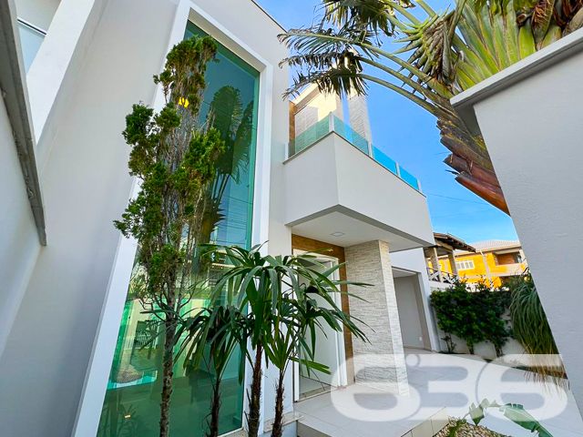 Descubra o encanto e o conforto em São Francisco do Sul, Enseada. Apresentamos uma residência que define a sofisticação contemporânea. Localizado a apenas 25 metros da prainha, este imóvel promete um estilo de vida de praia sem igual, permitindo fácil acesso a outras praias locais.
No coração de Enseada, esta casa exibe um design sofisticado e acabamentos de alta qualidade, incluindo pisos de porcelanato que iluminam todos os ambientes com sua claridade e rebaixamento em gesso que acrescenta um toque elegante ao espaço. As instalações incluem aquecimento a gás em todas as torneiras e chuveiros, proporcionando conforto em qualquer estação do ano.
A residência se destaca não apenas por sua estética, mas também por sua funcionalidade. No piso térreo, desfrute de uma generosa área de estar que se conecta harmoniosamente à cozinha gourmet, que está diretamente integrada à área de churrasqueira, ideal para receber amigos e família. Além disso, possui uma sala de jantar espaçosa, área de serviço completa e garagem com capacidade para quatro veículos.
O primeiro piso é igualmente impressionante, hospedando uma suíte master, mais três dormitórios aconchegantes, todos equipados com ar condicionado, e três banheiros. As sacadas oferecem uma vista encantadora do bairro e arredores, promovendo um ambiente tranquilo e acolhedor.
Para quem procura mais do que apenas uma casa, esta propriedade oferece uma área de festas com churrasqueira e fogão a lenha, além de um home office totalmente adaptado para as necessidades dos tempos modernos. A casa também é murada, garantindo segurança e privacidade.
Aceitamos propostas de troca por imóveis. Aproveite esta oportunidade única para adquirir não apenas uma casa, mas um lar em um dos locais mais cobiçados do litoral catarinense. Visite e encante-se!
636 NEGÓCIOS IMOBILIÁRIOS: A SUA MELHOR ESCOLHA
Com mais de 30 anos de experiência, a 636 Negócios Imobiliários é sua parceira ideal para encontrar o imóvel perfeito. Estamos prontos para ajudá-lo a fazer deste imóvel o seu novo lar.
Telefone: (47) 3451-0636
WhatsApp: (47) 99190-0636
Não perca esta oportunidade única. Visite nosso site para mais informações: i636.com.br