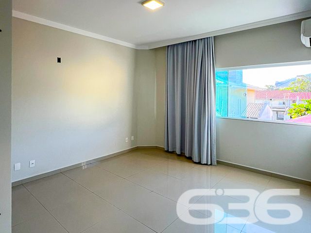 Descubra o encanto e o conforto em São Francisco do Sul, Enseada. Apresentamos uma residência que define a sofisticação contemporânea. Localizado a apenas 25 metros da prainha, este imóvel promete um estilo de vida de praia sem igual, permitindo fácil acesso a outras praias locais.
No coração de Enseada, esta casa exibe um design sofisticado e acabamentos de alta qualidade, incluindo pisos de porcelanato que iluminam todos os ambientes com sua claridade e rebaixamento em gesso que acrescenta um toque elegante ao espaço. As instalações incluem aquecimento a gás em todas as torneiras e chuveiros, proporcionando conforto em qualquer estação do ano.
A residência se destaca não apenas por sua estética, mas também por sua funcionalidade. No piso térreo, desfrute de uma generosa área de estar que se conecta harmoniosamente à cozinha gourmet, que está diretamente integrada à área de churrasqueira, ideal para receber amigos e família. Além disso, possui uma sala de jantar espaçosa, área de serviço completa e garagem com capacidade para quatro veículos.
O primeiro piso é igualmente impressionante, hospedando uma suíte master, mais três dormitórios aconchegantes, todos equipados com ar condicionado, e três banheiros. As sacadas oferecem uma vista encantadora do bairro e arredores, promovendo um ambiente tranquilo e acolhedor.
Para quem procura mais do que apenas uma casa, esta propriedade oferece uma área de festas com churrasqueira e fogão a lenha, além de um home office totalmente adaptado para as necessidades dos tempos modernos. A casa também é murada, garantindo segurança e privacidade.
Aceitamos propostas de troca por imóveis. Aproveite esta oportunidade única para adquirir não apenas uma casa, mas um lar em um dos locais mais cobiçados do litoral catarinense. Visite e encante-se!
636 NEGÓCIOS IMOBILIÁRIOS: A SUA MELHOR ESCOLHA
Com mais de 30 anos de experiência, a 636 Negócios Imobiliários é sua parceira ideal para encontrar o imóvel perfeito. Estamos prontos para ajudá-lo a fazer deste imóvel o seu novo lar.
Telefone: (47) 3451-0636
WhatsApp: (47) 99190-0636
Não perca esta oportunidade única. Visite nosso site para mais informações: i636.com.br
