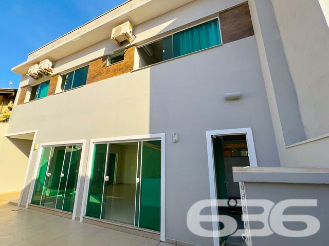 Descubra o encanto e o conforto em São Francisco do Sul, Enseada. Apresentamos uma residência que define a sofisticação contemporânea. Localizado a apenas 25 metros da prainha, este imóvel promete um estilo de vida de praia sem igual, permitindo fácil acesso a outras praias locais.
No coração de Enseada, esta casa exibe um design sofisticado e acabamentos de alta qualidade, incluindo pisos de porcelanato que iluminam todos os ambientes com sua claridade e rebaixamento em gesso que acrescenta um toque elegante ao espaço. As instalações incluem aquecimento a gás em todas as torneiras e chuveiros, proporcionando conforto em qualquer estação do ano.
A residência se destaca não apenas por sua estética, mas também por sua funcionalidade. No piso térreo, desfrute de uma generosa área de estar que se conecta harmoniosamente à cozinha gourmet, que está diretamente integrada à área de churrasqueira, ideal para receber amigos e família. Além disso, possui uma sala de jantar espaçosa, área de serviço completa e garagem com capacidade para quatro veículos.
O primeiro piso é igualmente impressionante, hospedando uma suíte master, mais três dormitórios aconchegantes, todos equipados com ar condicionado, e três banheiros. As sacadas oferecem uma vista encantadora do bairro e arredores, promovendo um ambiente tranquilo e acolhedor.
Para quem procura mais do que apenas uma casa, esta propriedade oferece uma área de festas com churrasqueira e fogão a lenha, além de um home office totalmente adaptado para as necessidades dos tempos modernos. A casa também é murada, garantindo segurança e privacidade.
Aceitamos propostas de troca por imóveis. Aproveite esta oportunidade única para adquirir não apenas uma casa, mas um lar em um dos locais mais cobiçados do litoral catarinense. Visite e encante-se!
636 NEGÓCIOS IMOBILIÁRIOS: A SUA MELHOR ESCOLHA
Com mais de 30 anos de experiência, a 636 Negócios Imobiliários é sua parceira ideal para encontrar o imóvel perfeito. Estamos prontos para ajudá-lo a fazer deste imóvel o seu novo lar.
Telefone: (47) 3451-0636
WhatsApp: (47) 99190-0636
Não perca esta oportunidade única. Visite nosso site para mais informações: i636.com.br