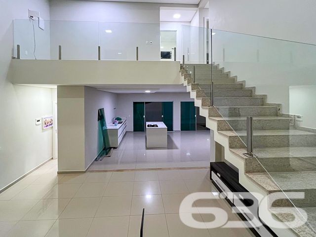 Descubra o encanto e o conforto em São Francisco do Sul, Enseada. Apresentamos uma residência que define a sofisticação contemporânea. Localizado a apenas 25 metros da prainha, este imóvel promete um estilo de vida de praia sem igual, permitindo fácil acesso a outras praias locais.
No coração de Enseada, esta casa exibe um design sofisticado e acabamentos de alta qualidade, incluindo pisos de porcelanato que iluminam todos os ambientes com sua claridade e rebaixamento em gesso que acrescenta um toque elegante ao espaço. As instalações incluem aquecimento a gás em todas as torneiras e chuveiros, proporcionando conforto em qualquer estação do ano.
A residência se destaca não apenas por sua estética, mas também por sua funcionalidade. No piso térreo, desfrute de uma generosa área de estar que se conecta harmoniosamente à cozinha gourmet, que está diretamente integrada à área de churrasqueira, ideal para receber amigos e família. Além disso, possui uma sala de jantar espaçosa, área de serviço completa e garagem com capacidade para quatro veículos.
O primeiro piso é igualmente impressionante, hospedando uma suíte master, mais três dormitórios aconchegantes, todos equipados com ar condicionado, e três banheiros. As sacadas oferecem uma vista encantadora do bairro e arredores, promovendo um ambiente tranquilo e acolhedor.
Para quem procura mais do que apenas uma casa, esta propriedade oferece uma área de festas com churrasqueira e fogão a lenha, além de um home office totalmente adaptado para as necessidades dos tempos modernos. A casa também é murada, garantindo segurança e privacidade.
Aceitamos propostas de troca por imóveis. Aproveite esta oportunidade única para adquirir não apenas uma casa, mas um lar em um dos locais mais cobiçados do litoral catarinense. Visite e encante-se!
636 NEGÓCIOS IMOBILIÁRIOS: A SUA MELHOR ESCOLHA
Com mais de 30 anos de experiência, a 636 Negócios Imobiliários é sua parceira ideal para encontrar o imóvel perfeito. Estamos prontos para ajudá-lo a fazer deste imóvel o seu novo lar.
Telefone: (47) 3451-0636
WhatsApp: (47) 99190-0636
Não perca esta oportunidade única. Visite nosso site para mais informações: i636.com.br