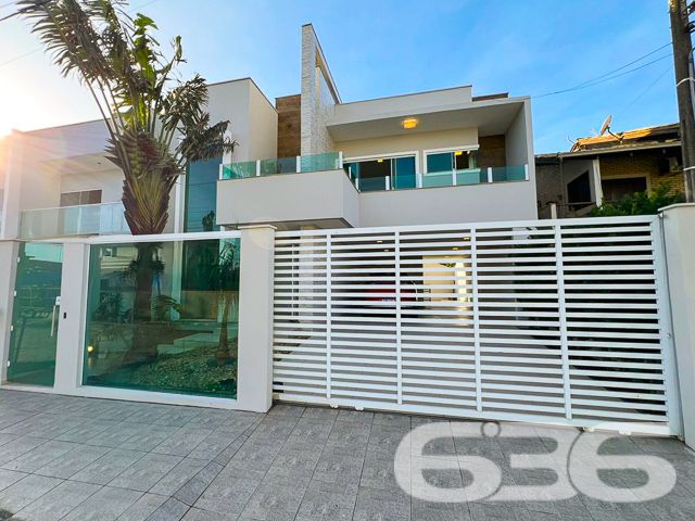 Descubra o encanto e o conforto em São Francisco do Sul, Enseada. Apresentamos uma residência que define a sofisticação contemporânea. Localizado a apenas 25 metros da prainha, este imóvel promete um estilo de vida de praia sem igual, permitindo fácil acesso a outras praias locais.
No coração de Enseada, esta casa exibe um design sofisticado e acabamentos de alta qualidade, incluindo pisos de porcelanato que iluminam todos os ambientes com sua claridade e rebaixamento em gesso que acrescenta um toque elegante ao espaço. As instalações incluem aquecimento a gás em todas as torneiras e chuveiros, proporcionando conforto em qualquer estação do ano.
A residência se destaca não apenas por sua estética, mas também por sua funcionalidade. No piso térreo, desfrute de uma generosa área de estar que se conecta harmoniosamente à cozinha gourmet, que está diretamente integrada à área de churrasqueira, ideal para receber amigos e família. Além disso, possui uma sala de jantar espaçosa, área de serviço completa e garagem com capacidade para quatro veículos.
O primeiro piso é igualmente impressionante, hospedando uma suíte master, mais três dormitórios aconchegantes, todos equipados com ar condicionado, e três banheiros. As sacadas oferecem uma vista encantadora do bairro e arredores, promovendo um ambiente tranquilo e acolhedor.
Para quem procura mais do que apenas uma casa, esta propriedade oferece uma área de festas com churrasqueira e fogão a lenha, além de um home office totalmente adaptado para as necessidades dos tempos modernos. A casa também é murada, garantindo segurança e privacidade.
Aceitamos propostas de troca por imóveis. Aproveite esta oportunidade única para adquirir não apenas uma casa, mas um lar em um dos locais mais cobiçados do litoral catarinense. Visite e encante-se!
636 NEGÓCIOS IMOBILIÁRIOS: A SUA MELHOR ESCOLHA
Com mais de 30 anos de experiência, a 636 Negócios Imobiliários é sua parceira ideal para encontrar o imóvel perfeito. Estamos prontos para ajudá-lo a fazer deste imóvel o seu novo lar.
Telefone: (47) 3451-0636
WhatsApp: (47) 99190-0636
Não perca esta oportunidade única. Visite nosso site para mais informações: i636.com.br