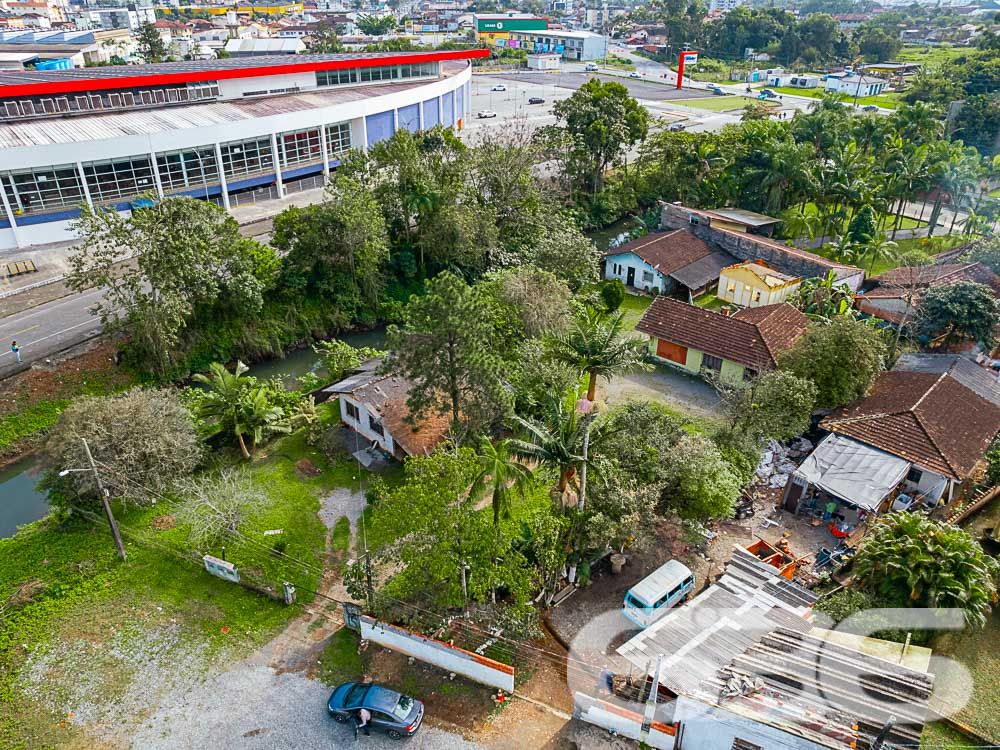 OPORTUNIDADE IMPERDÍVEL PARA INVESTIMENTO E FUTURO - ESTUDA PERMUTA
Imagine possibilidades ilimitadas em um terreno de 1.834m², com 24 metros de frente e localizado no promissor bairro Itaum, em Joinville. Este não é apenas um terreno - é um convite para realizar seus sonhos!
Neste espaço estratégico, você encontrará não apenas terra, mas um mundo de possibilidades. O verdadeiro tesouro está no terreno, aguardando sua visão e criatividade para se transformar em um empreendimento incrível.
Situado perto de conveniências essenciais, como o Hiper Condor, Posto Ipiranga Mônaco e Hotel Graciosa, você estará no epicentro da comodidade. O fácil acesso às principais vias da cidade é uma vantagem adicional.
Está pronto para investir em seu futuro? Este terreno não é apenas uma transação, mas uma jornada para oportunidades sem limites. Agende uma visita agora mesmo e comece a moldar o amanhã!
Fale conosco e saiba mais:
Telefone: (47) 3451-0636
WhatsApp: (47) 99190-0636
Imobiliária 636.