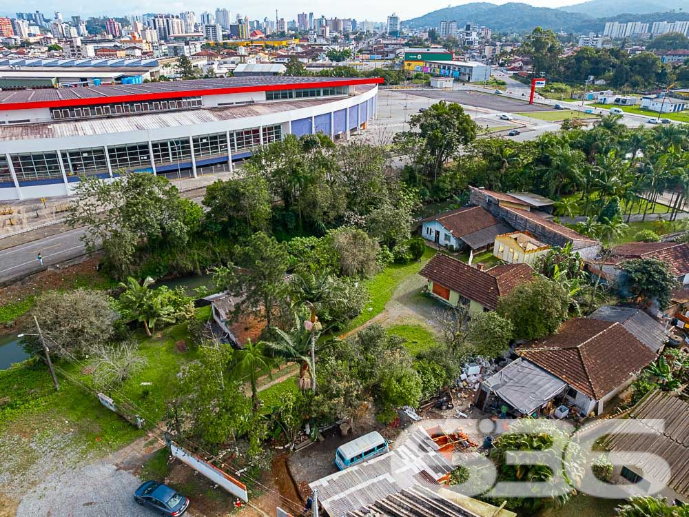 OPORTUNIDADE IMPERDÍVEL PARA INVESTIMENTO E FUTURO - ESTUDA PERMUTA
Imagine possibilidades ilimitadas em um terreno de 1.834m², com 24 metros de frente e localizado no promissor bairro Itaum, em Joinville. Este não é apenas um terreno - é um convite para realizar seus sonhos!
Neste espaço estratégico, você encontrará não apenas terra, mas um mundo de possibilidades. O verdadeiro tesouro está no terreno, aguardando sua visão e criatividade para se transformar em um empreendimento incrível.
Situado perto de conveniências essenciais, como o Hiper Condor, Posto Ipiranga Mônaco e Hotel Graciosa, você estará no epicentro da comodidade. O fácil acesso às principais vias da cidade é uma vantagem adicional.
Está pronto para investir em seu futuro? Este terreno não é apenas uma transação, mas uma jornada para oportunidades sem limites. Agende uma visita agora mesmo e comece a moldar o amanhã!
Fale conosco e saiba mais:
Telefone: (47) 3451-0636
WhatsApp: (47) 99190-0636
Imobiliária 636.