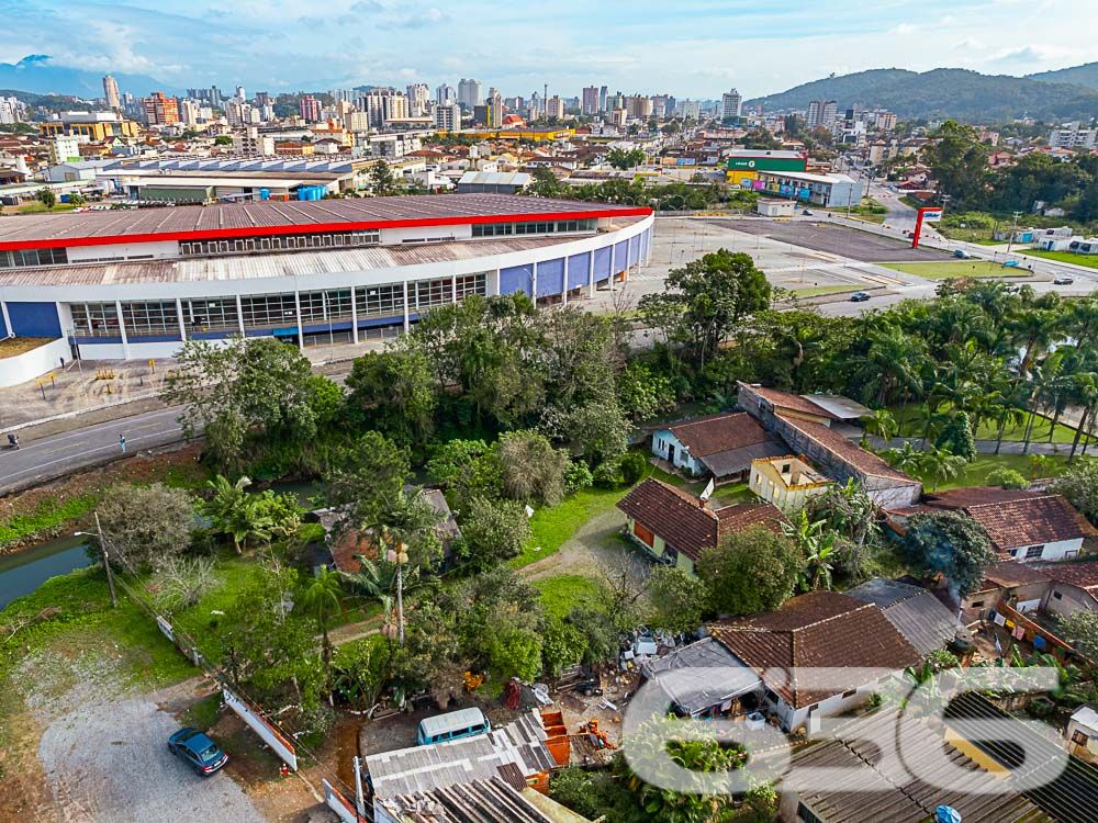 OPORTUNIDADE IMPERDÍVEL PARA INVESTIMENTO E FUTURO - ESTUDA PERMUTA
Imagine possibilidades ilimitadas em um terreno de 1.834m², com 24 metros de frente e localizado no promissor bairro Itaum, em Joinville. Este não é apenas um terreno - é um convite para realizar seus sonhos!
Neste espaço estratégico, você encontrará não apenas terra, mas um mundo de possibilidades. O verdadeiro tesouro está no terreno, aguardando sua visão e criatividade para se transformar em um empreendimento incrível.
Situado perto de conveniências essenciais, como o Hiper Condor, Posto Ipiranga Mônaco e Hotel Graciosa, você estará no epicentro da comodidade. O fácil acesso às principais vias da cidade é uma vantagem adicional.
Está pronto para investir em seu futuro? Este terreno não é apenas uma transação, mas uma jornada para oportunidades sem limites. Agende uma visita agora mesmo e comece a moldar o amanhã!
Fale conosco e saiba mais:
Telefone: (47) 3451-0636
WhatsApp: (47) 99190-0636
Imobiliária 636.