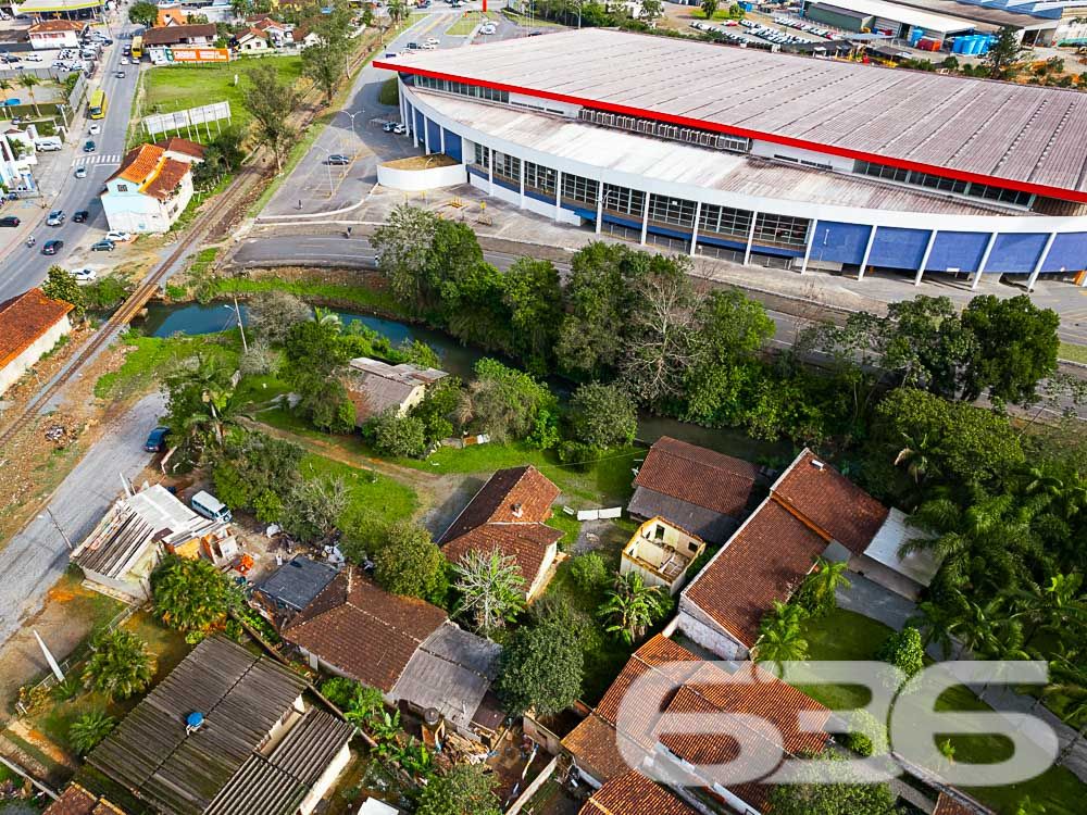 OPORTUNIDADE IMPERDÍVEL PARA INVESTIMENTO E FUTURO - ESTUDA PERMUTA
Imagine possibilidades ilimitadas em um terreno de 1.834m², com 24 metros de frente e localizado no promissor bairro Itaum, em Joinville. Este não é apenas um terreno - é um convite para realizar seus sonhos!
Neste espaço estratégico, você encontrará não apenas terra, mas um mundo de possibilidades. O verdadeiro tesouro está no terreno, aguardando sua visão e criatividade para se transformar em um empreendimento incrível.
Situado perto de conveniências essenciais, como o Hiper Condor, Posto Ipiranga Mônaco e Hotel Graciosa, você estará no epicentro da comodidade. O fácil acesso às principais vias da cidade é uma vantagem adicional.
Está pronto para investir em seu futuro? Este terreno não é apenas uma transação, mas uma jornada para oportunidades sem limites. Agende uma visita agora mesmo e comece a moldar o amanhã!
Fale conosco e saiba mais:
Telefone: (47) 3451-0636
WhatsApp: (47) 99190-0636
Imobiliária 636.