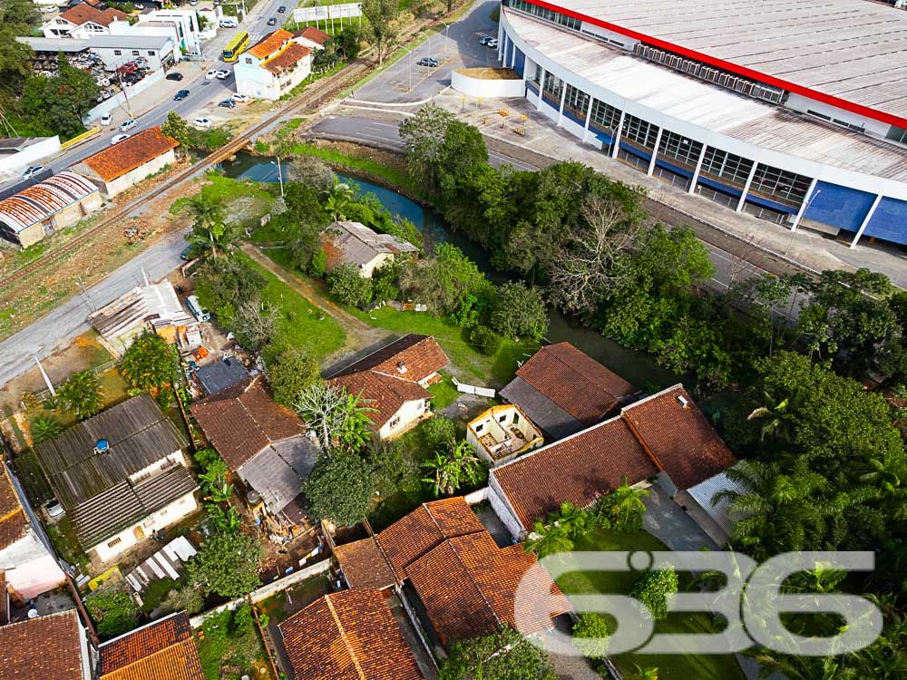 OPORTUNIDADE IMPERDÍVEL PARA INVESTIMENTO E FUTURO - ESTUDA PERMUTA
Imagine possibilidades ilimitadas em um terreno de 1.834m², com 24 metros de frente e localizado no promissor bairro Itaum, em Joinville. Este não é apenas um terreno - é um convite para realizar seus sonhos!
Neste espaço estratégico, você encontrará não apenas terra, mas um mundo de possibilidades. O verdadeiro tesouro está no terreno, aguardando sua visão e criatividade para se transformar em um empreendimento incrível.
Situado perto de conveniências essenciais, como o Hiper Condor, Posto Ipiranga Mônaco e Hotel Graciosa, você estará no epicentro da comodidade. O fácil acesso às principais vias da cidade é uma vantagem adicional.
Está pronto para investir em seu futuro? Este terreno não é apenas uma transação, mas uma jornada para oportunidades sem limites. Agende uma visita agora mesmo e comece a moldar o amanhã!
Fale conosco e saiba mais:
Telefone: (47) 3451-0636
WhatsApp: (47) 99190-0636
Imobiliária 636.
