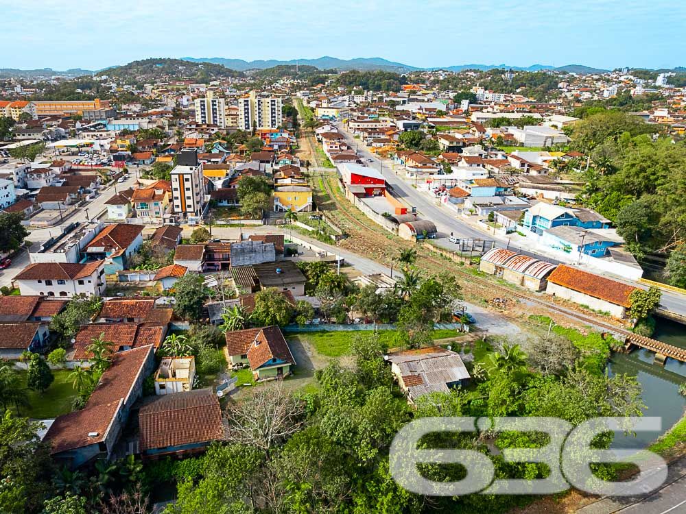 OPORTUNIDADE IMPERDÍVEL PARA INVESTIMENTO E FUTURO - ESTUDA PERMUTA
Imagine possibilidades ilimitadas em um terreno de 1.834m², com 24 metros de frente e localizado no promissor bairro Itaum, em Joinville. Este não é apenas um terreno - é um convite para realizar seus sonhos!
Neste espaço estratégico, você encontrará não apenas terra, mas um mundo de possibilidades. O verdadeiro tesouro está no terreno, aguardando sua visão e criatividade para se transformar em um empreendimento incrível.
Situado perto de conveniências essenciais, como o Hiper Condor, Posto Ipiranga Mônaco e Hotel Graciosa, você estará no epicentro da comodidade. O fácil acesso às principais vias da cidade é uma vantagem adicional.
Está pronto para investir em seu futuro? Este terreno não é apenas uma transação, mas uma jornada para oportunidades sem limites. Agende uma visita agora mesmo e comece a moldar o amanhã!
Fale conosco e saiba mais:
Telefone: (47) 3451-0636
WhatsApp: (47) 99190-0636
Imobiliária 636.