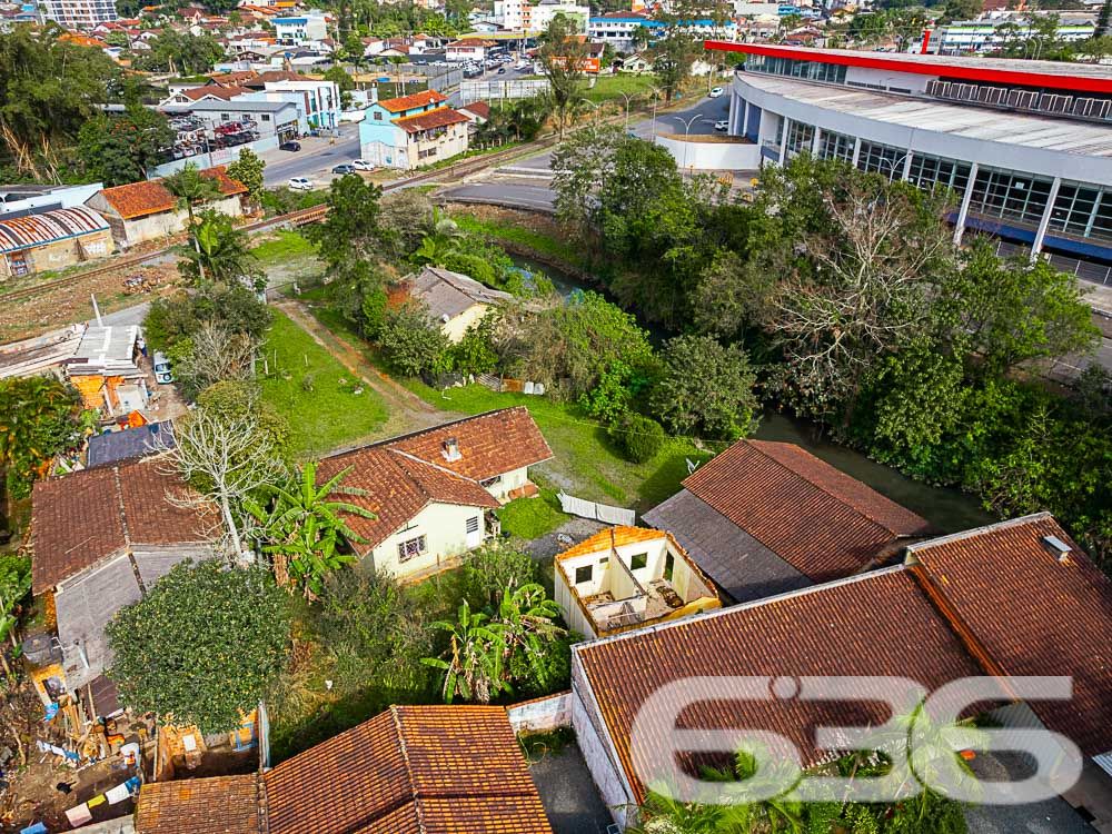 OPORTUNIDADE IMPERDÍVEL PARA INVESTIMENTO E FUTURO - ESTUDA PERMUTA
Imagine possibilidades ilimitadas em um terreno de 1.834m², com 24 metros de frente e localizado no promissor bairro Itaum, em Joinville. Este não é apenas um terreno - é um convite para realizar seus sonhos!
Neste espaço estratégico, você encontrará não apenas terra, mas um mundo de possibilidades. O verdadeiro tesouro está no terreno, aguardando sua visão e criatividade para se transformar em um empreendimento incrível.
Situado perto de conveniências essenciais, como o Hiper Condor, Posto Ipiranga Mônaco e Hotel Graciosa, você estará no epicentro da comodidade. O fácil acesso às principais vias da cidade é uma vantagem adicional.
Está pronto para investir em seu futuro? Este terreno não é apenas uma transação, mas uma jornada para oportunidades sem limites. Agende uma visita agora mesmo e comece a moldar o amanhã!
Fale conosco e saiba mais:
Telefone: (47) 3451-0636
WhatsApp: (47) 99190-0636
Imobiliária 636.