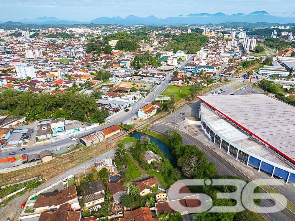 OPORTUNIDADE IMPERDÍVEL PARA INVESTIMENTO E FUTURO - ESTUDA PERMUTA
Imagine possibilidades ilimitadas em um terreno de 1.834m², com 24 metros de frente e localizado no promissor bairro Itaum, em Joinville. Este não é apenas um terreno - é um convite para realizar seus sonhos!
Neste espaço estratégico, você encontrará não apenas terra, mas um mundo de possibilidades. O verdadeiro tesouro está no terreno, aguardando sua visão e criatividade para se transformar em um empreendimento incrível.
Situado perto de conveniências essenciais, como o Hiper Condor, Posto Ipiranga Mônaco e Hotel Graciosa, você estará no epicentro da comodidade. O fácil acesso às principais vias da cidade é uma vantagem adicional.
Está pronto para investir em seu futuro? Este terreno não é apenas uma transação, mas uma jornada para oportunidades sem limites. Agende uma visita agora mesmo e comece a moldar o amanhã!
Fale conosco e saiba mais:
Telefone: (47) 3451-0636
WhatsApp: (47) 99190-0636
Imobiliária 636.