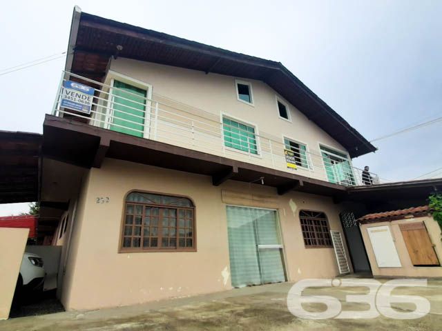 BAIRRO AVENTUREIRO: INVESTIMENTO LUCRATIVO EM UM SÓ LUGAR!

Descubra este excepcional sobrado de esquina no bairro Aventureiro, com uma área construída de 360m². Este imóvel multifuncional inclui 3 apartamentos nos altos, um ponto comercial atualmente utilizado por uma igreja e uma área de moradia, além de 3 vagas de garagem cobertas e espaço para mais 9 carros.

O sobrado é uma oportunidade de investimento com retorno garantido, gerando um aluguel de R$8.000,00 mensais. Os apartamentos, repletos de conforto e praticidade, são ideais para quem busca uma vida tranquila, enquanto o espaço comercial oferece um local amplo e versátil, adequado para diferentes tipos de negócios.

Localizado no coração do Aventureiro, este imóvel está cercado por uma infraestrutura completa, com fácil acesso a serviços, comércios e lazer. A região é conhecida por sua comunidade acolhedora e pela qualidade de vida que oferece, tornando-se o cenário perfeito para investir e viver.

A 636 Negócios Imobiliários, com mais de três décadas de experiência no mercado, é especialista em identificar oportunidades únicas como esta. Estamos prontos para ajudá-lo a fazer um investimento seguro e rentável.

Para mais informações, entre em contato conosco pelo telefone: (47) 3451-0636 ou WhatsApp: (47) 99190-0636.

Este e outros milhares de imóveis no site: i636.com.br