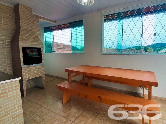 BAIRRO AVENTUREIRO: INVESTIMENTO LUCRATIVO EM UM SÓ LUGAR!

Descubra este excepcional sobrado de esquina no bairro Aventureiro, com uma área construída de 360m². Este imóvel multifuncional inclui 3 apartamentos nos altos, um ponto comercial atualmente utilizado por uma igreja e uma área de moradia, além de 3 vagas de garagem cobertas e espaço para mais 9 carros.

O sobrado é uma oportunidade de investimento com retorno garantido, gerando um aluguel de R$8.000,00 mensais. Os apartamentos, repletos de conforto e praticidade, são ideais para quem busca uma vida tranquila, enquanto o espaço comercial oferece um local amplo e versátil, adequado para diferentes tipos de negócios.

Localizado no coração do Aventureiro, este imóvel está cercado por uma infraestrutura completa, com fácil acesso a serviços, comércios e lazer. A região é conhecida por sua comunidade acolhedora e pela qualidade de vida que oferece, tornando-se o cenário perfeito para investir e viver.

A 636 Negócios Imobiliários, com mais de três décadas de experiência no mercado, é especialista em identificar oportunidades únicas como esta. Estamos prontos para ajudá-lo a fazer um investimento seguro e rentável.

Para mais informações, entre em contato conosco pelo telefone: (47) 3451-0636 ou WhatsApp: (47) 99190-0636.

Este e outros milhares de imóveis no site: i636.com.br