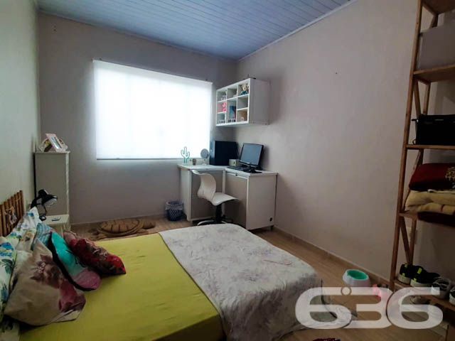 BAIRRO AVENTUREIRO: INVESTIMENTO LUCRATIVO EM UM SÓ LUGAR!

Descubra este excepcional sobrado de esquina no bairro Aventureiro, com uma área construída de 360m². Este imóvel multifuncional inclui 3 apartamentos nos altos, um ponto comercial atualmente utilizado por uma igreja e uma área de moradia, além de 3 vagas de garagem cobertas e espaço para mais 9 carros.

O sobrado é uma oportunidade de investimento com retorno garantido, gerando um aluguel de R$8.000,00 mensais. Os apartamentos, repletos de conforto e praticidade, são ideais para quem busca uma vida tranquila, enquanto o espaço comercial oferece um local amplo e versátil, adequado para diferentes tipos de negócios.

Localizado no coração do Aventureiro, este imóvel está cercado por uma infraestrutura completa, com fácil acesso a serviços, comércios e lazer. A região é conhecida por sua comunidade acolhedora e pela qualidade de vida que oferece, tornando-se o cenário perfeito para investir e viver.

A 636 Negócios Imobiliários, com mais de três décadas de experiência no mercado, é especialista em identificar oportunidades únicas como esta. Estamos prontos para ajudá-lo a fazer um investimento seguro e rentável.

Para mais informações, entre em contato conosco pelo telefone: (47) 3451-0636 ou WhatsApp: (47) 99190-0636.

Este e outros milhares de imóveis no site: i636.com.br
