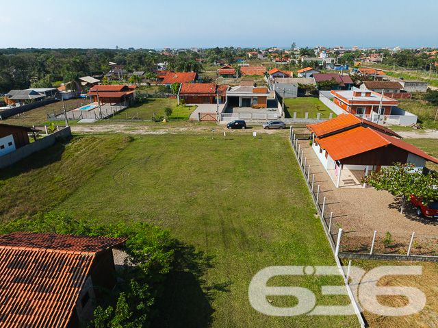 VENDE-SE TERRENO AMPLO EM SÃO FRANCISCO DO SUL!

Imagine construir a casa ou o empreendimento dos seus sonhos em um terreno amplo de 750m², com dimensões de 25 metros de frente por 30 metros nas laterais. Localizado no bairro Ervino em São Francisco do Sul, este terreno limpo, plano e regular é a tela em branco perfeita para você pintar seu futuro.

O TERRENO DOS SEUS SONHOS:
Este terreno oferece um espaço generoso para você criar a casa que sempre quis. Imagine um jardim exuberante, uma piscina para os dias quentes, e uma área de churrasco para reunir amigos e família. As possibilidades são infinitas!

LOCALIZAÇÃO PRIVILEGIADA:
O bairro Ervino é conhecido por sua tranquilidade e proximidade com a praia. Aqui, você pode desfrutar da beleza natural do litoral catarinense, com fácil acesso a todas as comodidades urbanas.

ESCOLHA A 636 NEGÓCIOS IMOBILIÁRIOS:
Com mais de 30 anos de experiência no mercado imobiliário, a 636 Negócios Imobiliários é sua parceira confiável na busca pelo imóvel ideal. Entre em contato conosco para mais informações e agende sua visita hoje mesmo.
Telefone: (47) 3448-3636
WhatsApp: (47) 99190-0636