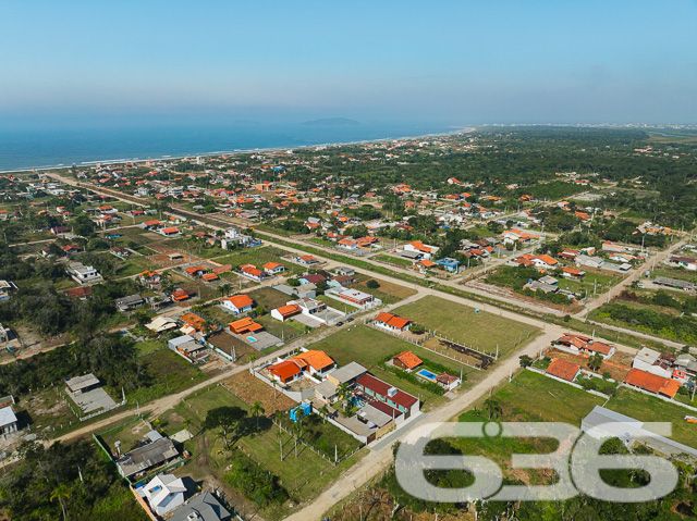 VENDE-SE TERRENO AMPLO EM SÃO FRANCISCO DO SUL!

Imagine construir a casa ou o empreendimento dos seus sonhos em um terreno amplo de 750m², com dimensões de 25 metros de frente por 30 metros nas laterais. Localizado no bairro Ervino em São Francisco do Sul, este terreno limpo, plano e regular é a tela em branco perfeita para você pintar seu futuro.

O TERRENO DOS SEUS SONHOS:
Este terreno oferece um espaço generoso para você criar a casa que sempre quis. Imagine um jardim exuberante, uma piscina para os dias quentes, e uma área de churrasco para reunir amigos e família. As possibilidades são infinitas!

LOCALIZAÇÃO PRIVILEGIADA:
O bairro Ervino é conhecido por sua tranquilidade e proximidade com a praia. Aqui, você pode desfrutar da beleza natural do litoral catarinense, com fácil acesso a todas as comodidades urbanas.

ESCOLHA A 636 NEGÓCIOS IMOBILIÁRIOS:
Com mais de 30 anos de experiência no mercado imobiliário, a 636 Negócios Imobiliários é sua parceira confiável na busca pelo imóvel ideal. Entre em contato conosco para mais informações e agende sua visita hoje mesmo.
Telefone: (47) 3448-3636
WhatsApp: (47) 99190-0636