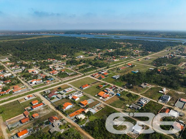 VENDE-SE TERRENO AMPLO EM SÃO FRANCISCO DO SUL!

Imagine construir a casa ou o empreendimento dos seus sonhos em um terreno amplo de 750m², com dimensões de 25 metros de frente por 30 metros nas laterais. Localizado no bairro Ervino em São Francisco do Sul, este terreno limpo, plano e regular é a tela em branco perfeita para você pintar seu futuro.

O TERRENO DOS SEUS SONHOS:
Este terreno oferece um espaço generoso para você criar a casa que sempre quis. Imagine um jardim exuberante, uma piscina para os dias quentes, e uma área de churrasco para reunir amigos e família. As possibilidades são infinitas!

LOCALIZAÇÃO PRIVILEGIADA:
O bairro Ervino é conhecido por sua tranquilidade e proximidade com a praia. Aqui, você pode desfrutar da beleza natural do litoral catarinense, com fácil acesso a todas as comodidades urbanas.

ESCOLHA A 636 NEGÓCIOS IMOBILIÁRIOS:
Com mais de 30 anos de experiência no mercado imobiliário, a 636 Negócios Imobiliários é sua parceira confiável na busca pelo imóvel ideal. Entre em contato conosco para mais informações e agende sua visita hoje mesmo.
Telefone: (47) 3448-3636
WhatsApp: (47) 99190-0636