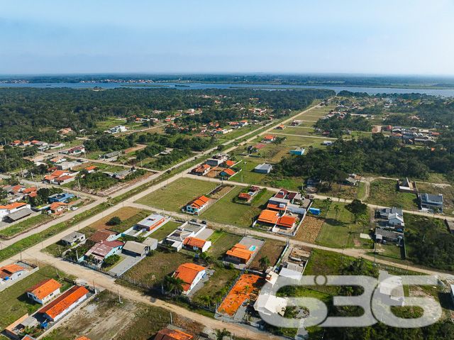VENDE-SE TERRENO AMPLO EM SÃO FRANCISCO DO SUL!

Imagine construir a casa ou o empreendimento dos seus sonhos em um terreno amplo de 750m², com dimensões de 25 metros de frente por 30 metros nas laterais. Localizado no bairro Ervino em São Francisco do Sul, este terreno limpo, plano e regular é a tela em branco perfeita para você pintar seu futuro.

O TERRENO DOS SEUS SONHOS:
Este terreno oferece um espaço generoso para você criar a casa que sempre quis. Imagine um jardim exuberante, uma piscina para os dias quentes, e uma área de churrasco para reunir amigos e família. As possibilidades são infinitas!

LOCALIZAÇÃO PRIVILEGIADA:
O bairro Ervino é conhecido por sua tranquilidade e proximidade com a praia. Aqui, você pode desfrutar da beleza natural do litoral catarinense, com fácil acesso a todas as comodidades urbanas.

ESCOLHA A 636 NEGÓCIOS IMOBILIÁRIOS:
Com mais de 30 anos de experiência no mercado imobiliário, a 636 Negócios Imobiliários é sua parceira confiável na busca pelo imóvel ideal. Entre em contato conosco para mais informações e agende sua visita hoje mesmo.
Telefone: (47) 3448-3636
WhatsApp: (47) 99190-0636