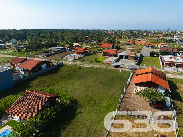 VENDE-SE TERRENO AMPLO EM SÃO FRANCISCO DO SUL!

Imagine construir a casa ou o empreendimento dos seus sonhos em um terreno amplo de 750m², com dimensões de 25 metros de frente por 30 metros nas laterais. Localizado no bairro Ervino em São Francisco do Sul, este terreno limpo, plano e regular é a tela em branco perfeita para você pintar seu futuro.

O TERRENO DOS SEUS SONHOS:
Este terreno oferece um espaço generoso para você criar a casa que sempre quis. Imagine um jardim exuberante, uma piscina para os dias quentes, e uma área de churrasco para reunir amigos e família. As possibilidades são infinitas!

LOCALIZAÇÃO PRIVILEGIADA:
O bairro Ervino é conhecido por sua tranquilidade e proximidade com a praia. Aqui, você pode desfrutar da beleza natural do litoral catarinense, com fácil acesso a todas as comodidades urbanas.

ESCOLHA A 636 NEGÓCIOS IMOBILIÁRIOS:
Com mais de 30 anos de experiência no mercado imobiliário, a 636 Negócios Imobiliários é sua parceira confiável na busca pelo imóvel ideal. Entre em contato conosco para mais informações e agende sua visita hoje mesmo.
Telefone: (47) 3448-3636
WhatsApp: (47) 99190-0636