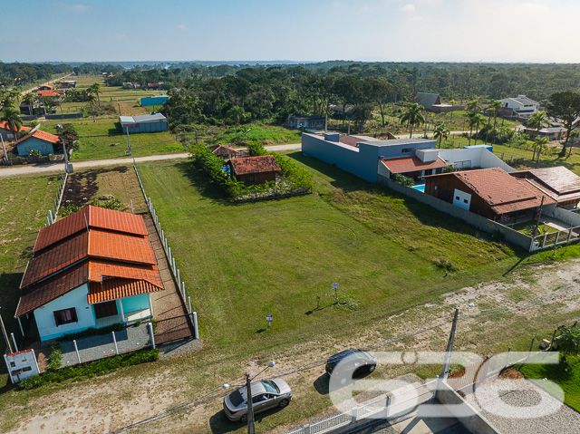 VENDE-SE TERRENO AMPLO EM SÃO FRANCISCO DO SUL!

Imagine construir a casa ou o empreendimento dos seus sonhos em um terreno amplo de 750m², com dimensões de 25 metros de frente por 30 metros nas laterais. Localizado no bairro Ervino em São Francisco do Sul, este terreno limpo, plano e regular é a tela em branco perfeita para você pintar seu futuro.

O TERRENO DOS SEUS SONHOS:
Este terreno oferece um espaço generoso para você criar a casa que sempre quis. Imagine um jardim exuberante, uma piscina para os dias quentes, e uma área de churrasco para reunir amigos e família. As possibilidades são infinitas!

LOCALIZAÇÃO PRIVILEGIADA:
O bairro Ervino é conhecido por sua tranquilidade e proximidade com a praia. Aqui, você pode desfrutar da beleza natural do litoral catarinense, com fácil acesso a todas as comodidades urbanas.

ESCOLHA A 636 NEGÓCIOS IMOBILIÁRIOS:
Com mais de 30 anos de experiência no mercado imobiliário, a 636 Negócios Imobiliários é sua parceira confiável na busca pelo imóvel ideal. Entre em contato conosco para mais informações e agende sua visita hoje mesmo.
Telefone: (47) 3448-3636
WhatsApp: (47) 99190-0636