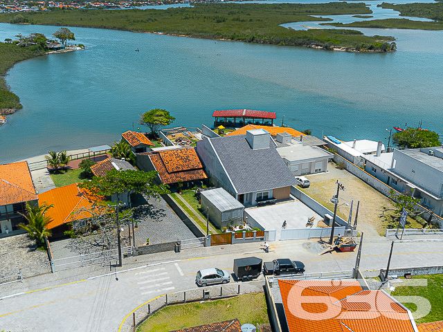 Descubra a serenidade e o potencial expansivo nesta residência térrea, situada no coração de Balneário Barra do Sul. Com mais de 30 anos de tradição no mercado imobiliário, oferecemos uma casa de padrão elevado, edificada em 2002, que se estende por uma área construída de 160 m² em um terreno generoso de 430,12 m². Sua localização privilegiada, com face leste, assegura uma iluminação natural abundante e acolhedoras manhãs ao sol.
Esta casa é um verdadeiro achado, com sua arquitetura sólida e design inteligente que ressoam uma elegância atemporal. O amplo pátio frontal é adornado com britas bem assentadas, enquanto o gramado traseiro promete ser um cenário idílico para o lazer ao ar livre. As portas se abrem para revelar um interior convidativo, onde a sala de estar é aquecida por uma lareira charmosa, e a cozinha gourmet é perfeitamente planejada para facilitar o convívio e entretenimento.
A propriedade comporta quatro vagas de garagem cobertas, além de duas suítes amplas, um dormitório adicional e três banheiros internos bem equipados. Um destaque é o banheiro externo, conveniente para dias de festa ou quando retornar da lagoa. A varanda gigantesca se apresenta como um convite para desfrutar da brisa e da vista tranquila, estendendo o espaço de vivência para o exterior.
Para os entusiastas náuticos, a garagem oferece uma saída direta para a lagoa, com um portão que leva direto às águas tranquilas, ideal para os que desejam explorar a região de barco. A segurança é enfatizada com um portão eletrônico, interfone, alarme e um sistema de vigilância eletrônica, além de monitoramento privado, garantindo paz de espírito.
Localizado em uma rua pavimentada no centro de Balneário Barra do Sul, o imóvel garante acesso facilitado a vias principais, escolas, hospitais e serviços essenciais, além de conexão à internet de alta velocidade. Completamente desocupado e repleto de móveis de cozinha, condicionadores de ar e móveis embutidos, esta residência está pronta para receber você e sua família.
Esta casa não é apenas uma moradia, é um lar com um grande potencial para se tornar o cenário de seus sonhos, pronto para ser personalizado e ampliado conforme seu gosto. Convidamos você a vislumbrar um futuro onde cada dia é um novo começo. Aguardamos sua visita para conhecer o que pode se tornar o novo capítulo de sua vida.
636 NEGÓCIOS IMOBILIÁRIOS: A SUA MELHOR ESCOLHA
Com mais de 30 anos de experiência, a 636 Negócios Imobiliários é sua parceira ideal para encontrar o imóvel perfeito. Estamos prontos para ajudá-lo a fazer deste imóvel o seu novo lar.
Telefone: (47) 3451-0636
WhatsApp: (47) 99190-0636
Não perca esta oportunidade única. Visite nosso site para mais informações: i636.com.br
