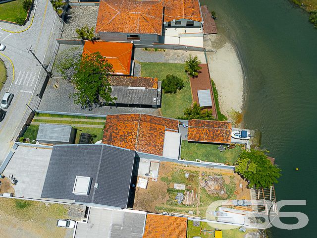 Descubra a serenidade e o potencial expansivo nesta residência térrea, situada no coração de Balneário Barra do Sul. Com mais de 30 anos de tradição no mercado imobiliário, oferecemos uma casa de padrão elevado, edificada em 2002, que se estende por uma área construída de 160 m² em um terreno generoso de 430,12 m². Sua localização privilegiada, com face leste, assegura uma iluminação natural abundante e acolhedoras manhãs ao sol.
Esta casa é um verdadeiro achado, com sua arquitetura sólida e design inteligente que ressoam uma elegância atemporal. O amplo pátio frontal é adornado com britas bem assentadas, enquanto o gramado traseiro promete ser um cenário idílico para o lazer ao ar livre. As portas se abrem para revelar um interior convidativo, onde a sala de estar é aquecida por uma lareira charmosa, e a cozinha gourmet é perfeitamente planejada para facilitar o convívio e entretenimento.
A propriedade comporta quatro vagas de garagem cobertas, além de duas suítes amplas, um dormitório adicional e três banheiros internos bem equipados. Um destaque é o banheiro externo, conveniente para dias de festa ou quando retornar da lagoa. A varanda gigantesca se apresenta como um convite para desfrutar da brisa e da vista tranquila, estendendo o espaço de vivência para o exterior.
Para os entusiastas náuticos, a garagem oferece uma saída direta para a lagoa, com um portão que leva direto às águas tranquilas, ideal para os que desejam explorar a região de barco. A segurança é enfatizada com um portão eletrônico, interfone, alarme e um sistema de vigilância eletrônica, além de monitoramento privado, garantindo paz de espírito.
Localizado em uma rua pavimentada no centro de Balneário Barra do Sul, o imóvel garante acesso facilitado a vias principais, escolas, hospitais e serviços essenciais, além de conexão à internet de alta velocidade. Completamente desocupado e repleto de móveis de cozinha, condicionadores de ar e móveis embutidos, esta residência está pronta para receber você e sua família.
Esta casa não é apenas uma moradia, é um lar com um grande potencial para se tornar o cenário de seus sonhos, pronto para ser personalizado e ampliado conforme seu gosto. Convidamos você a vislumbrar um futuro onde cada dia é um novo começo. Aguardamos sua visita para conhecer o que pode se tornar o novo capítulo de sua vida.
636 NEGÓCIOS IMOBILIÁRIOS: A SUA MELHOR ESCOLHA
Com mais de 30 anos de experiência, a 636 Negócios Imobiliários é sua parceira ideal para encontrar o imóvel perfeito. Estamos prontos para ajudá-lo a fazer deste imóvel o seu novo lar.
Telefone: (47) 3451-0636
WhatsApp: (47) 99190-0636
Não perca esta oportunidade única. Visite nosso site para mais informações: i636.com.br