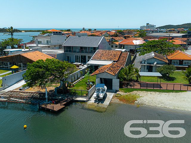 Descubra a serenidade e o potencial expansivo nesta residência térrea, situada no coração de Balneário Barra do Sul. Com mais de 30 anos de tradição no mercado imobiliário, oferecemos uma casa de padrão elevado, edificada em 2002, que se estende por uma área construída de 160 m² em um terreno generoso de 430,12 m². Sua localização privilegiada, com face leste, assegura uma iluminação natural abundante e acolhedoras manhãs ao sol.
Esta casa é um verdadeiro achado, com sua arquitetura sólida e design inteligente que ressoam uma elegância atemporal. O amplo pátio frontal é adornado com britas bem assentadas, enquanto o gramado traseiro promete ser um cenário idílico para o lazer ao ar livre. As portas se abrem para revelar um interior convidativo, onde a sala de estar é aquecida por uma lareira charmosa, e a cozinha gourmet é perfeitamente planejada para facilitar o convívio e entretenimento.
A propriedade comporta quatro vagas de garagem cobertas, além de duas suítes amplas, um dormitório adicional e três banheiros internos bem equipados. Um destaque é o banheiro externo, conveniente para dias de festa ou quando retornar da lagoa. A varanda gigantesca se apresenta como um convite para desfrutar da brisa e da vista tranquila, estendendo o espaço de vivência para o exterior.
Para os entusiastas náuticos, a garagem oferece uma saída direta para a lagoa, com um portão que leva direto às águas tranquilas, ideal para os que desejam explorar a região de barco. A segurança é enfatizada com um portão eletrônico, interfone, alarme e um sistema de vigilância eletrônica, além de monitoramento privado, garantindo paz de espírito.
Localizado em uma rua pavimentada no centro de Balneário Barra do Sul, o imóvel garante acesso facilitado a vias principais, escolas, hospitais e serviços essenciais, além de conexão à internet de alta velocidade. Completamente desocupado e repleto de móveis de cozinha, condicionadores de ar e móveis embutidos, esta residência está pronta para receber você e sua família.
Esta casa não é apenas uma moradia, é um lar com um grande potencial para se tornar o cenário de seus sonhos, pronto para ser personalizado e ampliado conforme seu gosto. Convidamos você a vislumbrar um futuro onde cada dia é um novo começo. Aguardamos sua visita para conhecer o que pode se tornar o novo capítulo de sua vida.
636 NEGÓCIOS IMOBILIÁRIOS: A SUA MELHOR ESCOLHA
Com mais de 30 anos de experiência, a 636 Negócios Imobiliários é sua parceira ideal para encontrar o imóvel perfeito. Estamos prontos para ajudá-lo a fazer deste imóvel o seu novo lar.
Telefone: (47) 3451-0636
WhatsApp: (47) 99190-0636
Não perca esta oportunidade única. Visite nosso site para mais informações: i636.com.br