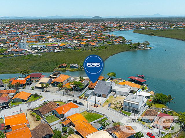 Descubra a serenidade e o potencial expansivo nesta residência térrea, situada no coração de Balneário Barra do Sul. Com mais de 30 anos de tradição no mercado imobiliário, oferecemos uma casa de padrão elevado, edificada em 2002, que se estende por uma área construída de 160 m² em um terreno generoso de 430,12 m². Sua localização privilegiada, com face leste, assegura uma iluminação natural abundante e acolhedoras manhãs ao sol.
Esta casa é um verdadeiro achado, com sua arquitetura sólida e design inteligente que ressoam uma elegância atemporal. O amplo pátio frontal é adornado com britas bem assentadas, enquanto o gramado traseiro promete ser um cenário idílico para o lazer ao ar livre. As portas se abrem para revelar um interior convidativo, onde a sala de estar é aquecida por uma lareira charmosa, e a cozinha gourmet é perfeitamente planejada para facilitar o convívio e entretenimento.
A propriedade comporta quatro vagas de garagem cobertas, além de duas suítes amplas, um dormitório adicional e três banheiros internos bem equipados. Um destaque é o banheiro externo, conveniente para dias de festa ou quando retornar da lagoa. A varanda gigantesca se apresenta como um convite para desfrutar da brisa e da vista tranquila, estendendo o espaço de vivência para o exterior.
Para os entusiastas náuticos, a garagem oferece uma saída direta para a lagoa, com um portão que leva direto às águas tranquilas, ideal para os que desejam explorar a região de barco. A segurança é enfatizada com um portão eletrônico, interfone, alarme e um sistema de vigilância eletrônica, além de monitoramento privado, garantindo paz de espírito.
Localizado em uma rua pavimentada no centro de Balneário Barra do Sul, o imóvel garante acesso facilitado a vias principais, escolas, hospitais e serviços essenciais, além de conexão à internet de alta velocidade. Completamente desocupado e repleto de móveis de cozinha, condicionadores de ar e móveis embutidos, esta residência está pronta para receber você e sua família.
Esta casa não é apenas uma moradia, é um lar com um grande potencial para se tornar o cenário de seus sonhos, pronto para ser personalizado e ampliado conforme seu gosto. Convidamos você a vislumbrar um futuro onde cada dia é um novo começo. Aguardamos sua visita para conhecer o que pode se tornar o novo capítulo de sua vida.
636 NEGÓCIOS IMOBILIÁRIOS: A SUA MELHOR ESCOLHA
Com mais de 30 anos de experiência, a 636 Negócios Imobiliários é sua parceira ideal para encontrar o imóvel perfeito. Estamos prontos para ajudá-lo a fazer deste imóvel o seu novo lar.
Telefone: (47) 3451-0636
WhatsApp: (47) 99190-0636
Não perca esta oportunidade única. Visite nosso site para mais informações: i636.com.br