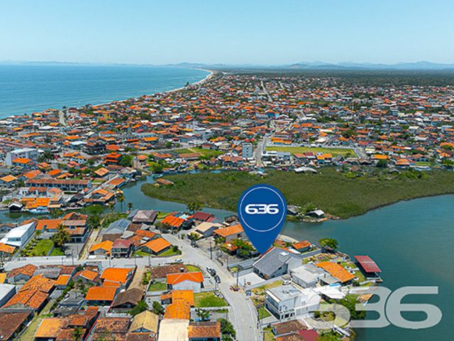 Descubra a serenidade e o potencial expansivo nesta residência térrea, situada no coração de Balneário Barra do Sul. Com mais de 30 anos de tradição no mercado imobiliário, oferecemos uma casa de padrão elevado, edificada em 2002, que se estende por uma área construída de 160 m² em um terreno generoso de 430,12 m². Sua localização privilegiada, com face leste, assegura uma iluminação natural abundante e acolhedoras manhãs ao sol.
Esta casa é um verdadeiro achado, com sua arquitetura sólida e design inteligente que ressoam uma elegância atemporal. O amplo pátio frontal é adornado com britas bem assentadas, enquanto o gramado traseiro promete ser um cenário idílico para o lazer ao ar livre. As portas se abrem para revelar um interior convidativo, onde a sala de estar é aquecida por uma lareira charmosa, e a cozinha gourmet é perfeitamente planejada para facilitar o convívio e entretenimento.
A propriedade comporta quatro vagas de garagem cobertas, além de duas suítes amplas, um dormitório adicional e três banheiros internos bem equipados. Um destaque é o banheiro externo, conveniente para dias de festa ou quando retornar da lagoa. A varanda gigantesca se apresenta como um convite para desfrutar da brisa e da vista tranquila, estendendo o espaço de vivência para o exterior.
Para os entusiastas náuticos, a garagem oferece uma saída direta para a lagoa, com um portão que leva direto às águas tranquilas, ideal para os que desejam explorar a região de barco. A segurança é enfatizada com um portão eletrônico, interfone, alarme e um sistema de vigilância eletrônica, além de monitoramento privado, garantindo paz de espírito.
Localizado em uma rua pavimentada no centro de Balneário Barra do Sul, o imóvel garante acesso facilitado a vias principais, escolas, hospitais e serviços essenciais, além de conexão à internet de alta velocidade. Completamente desocupado e repleto de móveis de cozinha, condicionadores de ar e móveis embutidos, esta residência está pronta para receber você e sua família.
Esta casa não é apenas uma moradia, é um lar com um grande potencial para se tornar o cenário de seus sonhos, pronto para ser personalizado e ampliado conforme seu gosto. Convidamos você a vislumbrar um futuro onde cada dia é um novo começo. Aguardamos sua visita para conhecer o que pode se tornar o novo capítulo de sua vida.
636 NEGÓCIOS IMOBILIÁRIOS: A SUA MELHOR ESCOLHA
Com mais de 30 anos de experiência, a 636 Negócios Imobiliários é sua parceira ideal para encontrar o imóvel perfeito. Estamos prontos para ajudá-lo a fazer deste imóvel o seu novo lar.
Telefone: (47) 3451-0636
WhatsApp: (47) 99190-0636
Não perca esta oportunidade única. Visite nosso site para mais informações: i636.com.br