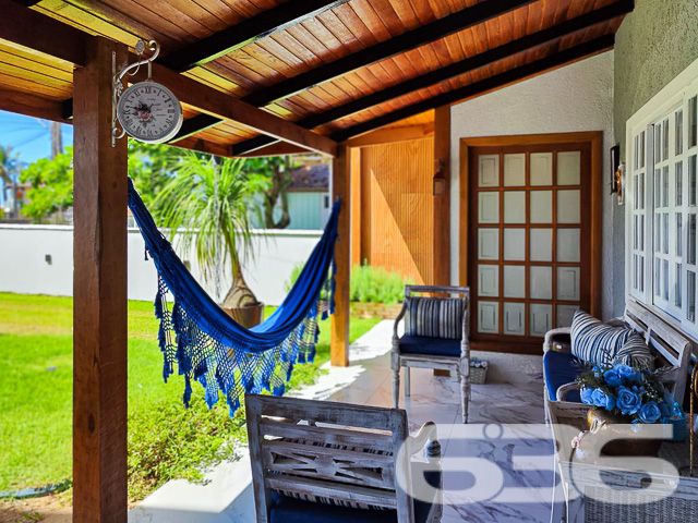 Descubra a serenidade e o potencial expansivo nesta residência térrea, situada no coração de Balneário Barra do Sul. Com mais de 30 anos de tradição no mercado imobiliário, oferecemos uma casa de padrão elevado, edificada em 2002, que se estende por uma área construída de 160 m² em um terreno generoso de 430,12 m². Sua localização privilegiada, com face leste, assegura uma iluminação natural abundante e acolhedoras manhãs ao sol.
Esta casa é um verdadeiro achado, com sua arquitetura sólida e design inteligente que ressoam uma elegância atemporal. O amplo pátio frontal é adornado com britas bem assentadas, enquanto o gramado traseiro promete ser um cenário idílico para o lazer ao ar livre. As portas se abrem para revelar um interior convidativo, onde a sala de estar é aquecida por uma lareira charmosa, e a cozinha gourmet é perfeitamente planejada para facilitar o convívio e entretenimento.
A propriedade comporta quatro vagas de garagem cobertas, além de duas suítes amplas, um dormitório adicional e três banheiros internos bem equipados. Um destaque é o banheiro externo, conveniente para dias de festa ou quando retornar da lagoa. A varanda gigantesca se apresenta como um convite para desfrutar da brisa e da vista tranquila, estendendo o espaço de vivência para o exterior.
Para os entusiastas náuticos, a garagem oferece uma saída direta para a lagoa, com um portão que leva direto às águas tranquilas, ideal para os que desejam explorar a região de barco. A segurança é enfatizada com um portão eletrônico, interfone, alarme e um sistema de vigilância eletrônica, além de monitoramento privado, garantindo paz de espírito.
Localizado em uma rua pavimentada no centro de Balneário Barra do Sul, o imóvel garante acesso facilitado a vias principais, escolas, hospitais e serviços essenciais, além de conexão à internet de alta velocidade. Completamente desocupado e repleto de móveis de cozinha, condicionadores de ar e móveis embutidos, esta residência está pronta para receber você e sua família.
Esta casa não é apenas uma moradia, é um lar com um grande potencial para se tornar o cenário de seus sonhos, pronto para ser personalizado e ampliado conforme seu gosto. Convidamos você a vislumbrar um futuro onde cada dia é um novo começo. Aguardamos sua visita para conhecer o que pode se tornar o novo capítulo de sua vida.
636 NEGÓCIOS IMOBILIÁRIOS: A SUA MELHOR ESCOLHA
Com mais de 30 anos de experiência, a 636 Negócios Imobiliários é sua parceira ideal para encontrar o imóvel perfeito. Estamos prontos para ajudá-lo a fazer deste imóvel o seu novo lar.
Telefone: (47) 3451-0636
WhatsApp: (47) 99190-0636
Não perca esta oportunidade única. Visite nosso site para mais informações: i636.com.br