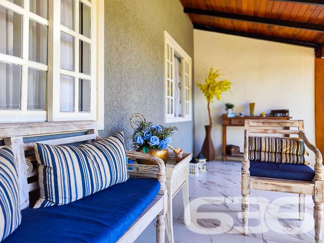 Descubra a serenidade e o potencial expansivo nesta residência térrea, situada no coração de Balneário Barra do Sul. Com mais de 30 anos de tradição no mercado imobiliário, oferecemos uma casa de padrão elevado, edificada em 2002, que se estende por uma área construída de 160 m² em um terreno generoso de 430,12 m². Sua localização privilegiada, com face leste, assegura uma iluminação natural abundante e acolhedoras manhãs ao sol.
Esta casa é um verdadeiro achado, com sua arquitetura sólida e design inteligente que ressoam uma elegância atemporal. O amplo pátio frontal é adornado com britas bem assentadas, enquanto o gramado traseiro promete ser um cenário idílico para o lazer ao ar livre. As portas se abrem para revelar um interior convidativo, onde a sala de estar é aquecida por uma lareira charmosa, e a cozinha gourmet é perfeitamente planejada para facilitar o convívio e entretenimento.
A propriedade comporta quatro vagas de garagem cobertas, além de duas suítes amplas, um dormitório adicional e três banheiros internos bem equipados. Um destaque é o banheiro externo, conveniente para dias de festa ou quando retornar da lagoa. A varanda gigantesca se apresenta como um convite para desfrutar da brisa e da vista tranquila, estendendo o espaço de vivência para o exterior.
Para os entusiastas náuticos, a garagem oferece uma saída direta para a lagoa, com um portão que leva direto às águas tranquilas, ideal para os que desejam explorar a região de barco. A segurança é enfatizada com um portão eletrônico, interfone, alarme e um sistema de vigilância eletrônica, além de monitoramento privado, garantindo paz de espírito.
Localizado em uma rua pavimentada no centro de Balneário Barra do Sul, o imóvel garante acesso facilitado a vias principais, escolas, hospitais e serviços essenciais, além de conexão à internet de alta velocidade. Completamente desocupado e repleto de móveis de cozinha, condicionadores de ar e móveis embutidos, esta residência está pronta para receber você e sua família.
Esta casa não é apenas uma moradia, é um lar com um grande potencial para se tornar o cenário de seus sonhos, pronto para ser personalizado e ampliado conforme seu gosto. Convidamos você a vislumbrar um futuro onde cada dia é um novo começo. Aguardamos sua visita para conhecer o que pode se tornar o novo capítulo de sua vida.
636 NEGÓCIOS IMOBILIÁRIOS: A SUA MELHOR ESCOLHA
Com mais de 30 anos de experiência, a 636 Negócios Imobiliários é sua parceira ideal para encontrar o imóvel perfeito. Estamos prontos para ajudá-lo a fazer deste imóvel o seu novo lar.
Telefone: (47) 3451-0636
WhatsApp: (47) 99190-0636
Não perca esta oportunidade única. Visite nosso site para mais informações: i636.com.br