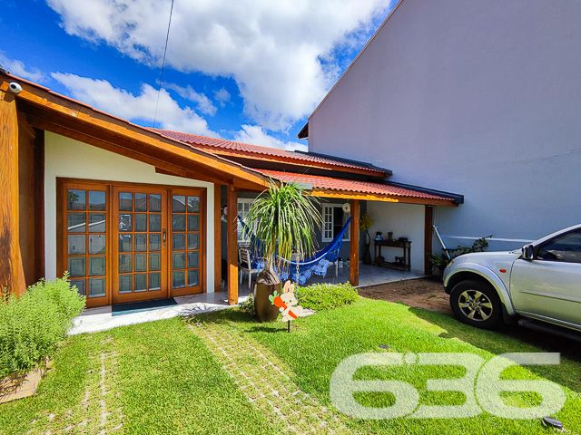 Descubra a serenidade e o potencial expansivo nesta residência térrea, situada no coração de Balneário Barra do Sul. Com mais de 30 anos de tradição no mercado imobiliário, oferecemos uma casa de padrão elevado, edificada em 2002, que se estende por uma área construída de 160 m² em um terreno generoso de 430,12 m². Sua localização privilegiada, com face leste, assegura uma iluminação natural abundante e acolhedoras manhãs ao sol.
Esta casa é um verdadeiro achado, com sua arquitetura sólida e design inteligente que ressoam uma elegância atemporal. O amplo pátio frontal é adornado com britas bem assentadas, enquanto o gramado traseiro promete ser um cenário idílico para o lazer ao ar livre. As portas se abrem para revelar um interior convidativo, onde a sala de estar é aquecida por uma lareira charmosa, e a cozinha gourmet é perfeitamente planejada para facilitar o convívio e entretenimento.
A propriedade comporta quatro vagas de garagem cobertas, além de duas suítes amplas, um dormitório adicional e três banheiros internos bem equipados. Um destaque é o banheiro externo, conveniente para dias de festa ou quando retornar da lagoa. A varanda gigantesca se apresenta como um convite para desfrutar da brisa e da vista tranquila, estendendo o espaço de vivência para o exterior.
Para os entusiastas náuticos, a garagem oferece uma saída direta para a lagoa, com um portão que leva direto às águas tranquilas, ideal para os que desejam explorar a região de barco. A segurança é enfatizada com um portão eletrônico, interfone, alarme e um sistema de vigilância eletrônica, além de monitoramento privado, garantindo paz de espírito.
Localizado em uma rua pavimentada no centro de Balneário Barra do Sul, o imóvel garante acesso facilitado a vias principais, escolas, hospitais e serviços essenciais, além de conexão à internet de alta velocidade. Completamente desocupado e repleto de móveis de cozinha, condicionadores de ar e móveis embutidos, esta residência está pronta para receber você e sua família.
Esta casa não é apenas uma moradia, é um lar com um grande potencial para se tornar o cenário de seus sonhos, pronto para ser personalizado e ampliado conforme seu gosto. Convidamos você a vislumbrar um futuro onde cada dia é um novo começo. Aguardamos sua visita para conhecer o que pode se tornar o novo capítulo de sua vida.
636 NEGÓCIOS IMOBILIÁRIOS: A SUA MELHOR ESCOLHA
Com mais de 30 anos de experiência, a 636 Negócios Imobiliários é sua parceira ideal para encontrar o imóvel perfeito. Estamos prontos para ajudá-lo a fazer deste imóvel o seu novo lar.
Telefone: (47) 3451-0636
WhatsApp: (47) 99190-0636
Não perca esta oportunidade única. Visite nosso site para mais informações: i636.com.br