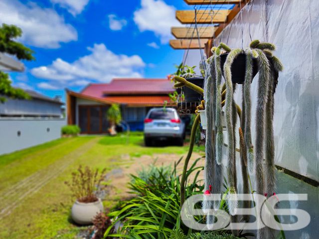 Descubra a serenidade e o potencial expansivo nesta residência térrea, situada no coração de Balneário Barra do Sul. Com mais de 30 anos de tradição no mercado imobiliário, oferecemos uma casa de padrão elevado, edificada em 2002, que se estende por uma área construída de 160 m² em um terreno generoso de 430,12 m². Sua localização privilegiada, com face leste, assegura uma iluminação natural abundante e acolhedoras manhãs ao sol.
Esta casa é um verdadeiro achado, com sua arquitetura sólida e design inteligente que ressoam uma elegância atemporal. O amplo pátio frontal é adornado com britas bem assentadas, enquanto o gramado traseiro promete ser um cenário idílico para o lazer ao ar livre. As portas se abrem para revelar um interior convidativo, onde a sala de estar é aquecida por uma lareira charmosa, e a cozinha gourmet é perfeitamente planejada para facilitar o convívio e entretenimento.
A propriedade comporta quatro vagas de garagem cobertas, além de duas suítes amplas, um dormitório adicional e três banheiros internos bem equipados. Um destaque é o banheiro externo, conveniente para dias de festa ou quando retornar da lagoa. A varanda gigantesca se apresenta como um convite para desfrutar da brisa e da vista tranquila, estendendo o espaço de vivência para o exterior.
Para os entusiastas náuticos, a garagem oferece uma saída direta para a lagoa, com um portão que leva direto às águas tranquilas, ideal para os que desejam explorar a região de barco. A segurança é enfatizada com um portão eletrônico, interfone, alarme e um sistema de vigilância eletrônica, além de monitoramento privado, garantindo paz de espírito.
Localizado em uma rua pavimentada no centro de Balneário Barra do Sul, o imóvel garante acesso facilitado a vias principais, escolas, hospitais e serviços essenciais, além de conexão à internet de alta velocidade. Completamente desocupado e repleto de móveis de cozinha, condicionadores de ar e móveis embutidos, esta residência está pronta para receber você e sua família.
Esta casa não é apenas uma moradia, é um lar com um grande potencial para se tornar o cenário de seus sonhos, pronto para ser personalizado e ampliado conforme seu gosto. Convidamos você a vislumbrar um futuro onde cada dia é um novo começo. Aguardamos sua visita para conhecer o que pode se tornar o novo capítulo de sua vida.
636 NEGÓCIOS IMOBILIÁRIOS: A SUA MELHOR ESCOLHA
Com mais de 30 anos de experiência, a 636 Negócios Imobiliários é sua parceira ideal para encontrar o imóvel perfeito. Estamos prontos para ajudá-lo a fazer deste imóvel o seu novo lar.
Telefone: (47) 3451-0636
WhatsApp: (47) 99190-0636
Não perca esta oportunidade única. Visite nosso site para mais informações: i636.com.br