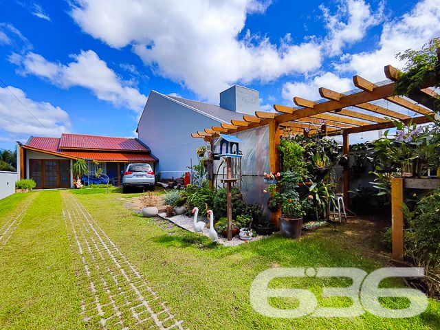 Descubra a serenidade e o potencial expansivo nesta residência térrea, situada no coração de Balneário Barra do Sul. Com mais de 30 anos de tradição no mercado imobiliário, oferecemos uma casa de padrão elevado, edificada em 2002, que se estende por uma área construída de 160 m² em um terreno generoso de 430,12 m². Sua localização privilegiada, com face leste, assegura uma iluminação natural abundante e acolhedoras manhãs ao sol.
Esta casa é um verdadeiro achado, com sua arquitetura sólida e design inteligente que ressoam uma elegância atemporal. O amplo pátio frontal é adornado com britas bem assentadas, enquanto o gramado traseiro promete ser um cenário idílico para o lazer ao ar livre. As portas se abrem para revelar um interior convidativo, onde a sala de estar é aquecida por uma lareira charmosa, e a cozinha gourmet é perfeitamente planejada para facilitar o convívio e entretenimento.
A propriedade comporta quatro vagas de garagem cobertas, além de duas suítes amplas, um dormitório adicional e três banheiros internos bem equipados. Um destaque é o banheiro externo, conveniente para dias de festa ou quando retornar da lagoa. A varanda gigantesca se apresenta como um convite para desfrutar da brisa e da vista tranquila, estendendo o espaço de vivência para o exterior.
Para os entusiastas náuticos, a garagem oferece uma saída direta para a lagoa, com um portão que leva direto às águas tranquilas, ideal para os que desejam explorar a região de barco. A segurança é enfatizada com um portão eletrônico, interfone, alarme e um sistema de vigilância eletrônica, além de monitoramento privado, garantindo paz de espírito.
Localizado em uma rua pavimentada no centro de Balneário Barra do Sul, o imóvel garante acesso facilitado a vias principais, escolas, hospitais e serviços essenciais, além de conexão à internet de alta velocidade. Completamente desocupado e repleto de móveis de cozinha, condicionadores de ar e móveis embutidos, esta residência está pronta para receber você e sua família.
Esta casa não é apenas uma moradia, é um lar com um grande potencial para se tornar o cenário de seus sonhos, pronto para ser personalizado e ampliado conforme seu gosto. Convidamos você a vislumbrar um futuro onde cada dia é um novo começo. Aguardamos sua visita para conhecer o que pode se tornar o novo capítulo de sua vida.
636 NEGÓCIOS IMOBILIÁRIOS: A SUA MELHOR ESCOLHA
Com mais de 30 anos de experiência, a 636 Negócios Imobiliários é sua parceira ideal para encontrar o imóvel perfeito. Estamos prontos para ajudá-lo a fazer deste imóvel o seu novo lar.
Telefone: (47) 3451-0636
WhatsApp: (47) 99190-0636
Não perca esta oportunidade única. Visite nosso site para mais informações: i636.com.br
