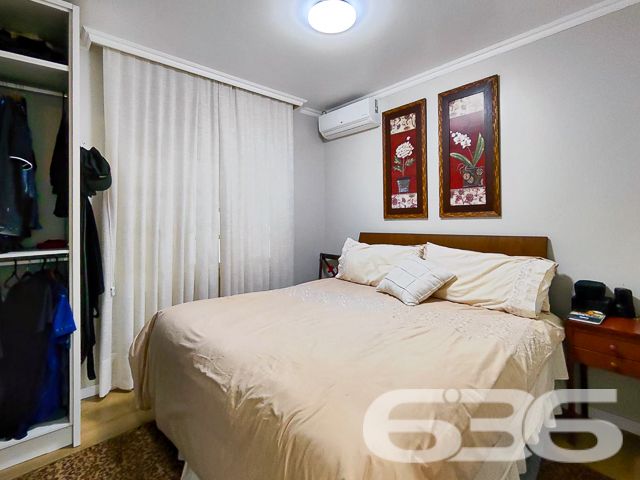 Descubra a serenidade e o potencial expansivo nesta residência térrea, situada no coração de Balneário Barra do Sul. Com mais de 30 anos de tradição no mercado imobiliário, oferecemos uma casa de padrão elevado, edificada em 2002, que se estende por uma área construída de 160 m² em um terreno generoso de 430,12 m². Sua localização privilegiada, com face leste, assegura uma iluminação natural abundante e acolhedoras manhãs ao sol.
Esta casa é um verdadeiro achado, com sua arquitetura sólida e design inteligente que ressoam uma elegância atemporal. O amplo pátio frontal é adornado com britas bem assentadas, enquanto o gramado traseiro promete ser um cenário idílico para o lazer ao ar livre. As portas se abrem para revelar um interior convidativo, onde a sala de estar é aquecida por uma lareira charmosa, e a cozinha gourmet é perfeitamente planejada para facilitar o convívio e entretenimento.
A propriedade comporta quatro vagas de garagem cobertas, além de duas suítes amplas, um dormitório adicional e três banheiros internos bem equipados. Um destaque é o banheiro externo, conveniente para dias de festa ou quando retornar da lagoa. A varanda gigantesca se apresenta como um convite para desfrutar da brisa e da vista tranquila, estendendo o espaço de vivência para o exterior.
Para os entusiastas náuticos, a garagem oferece uma saída direta para a lagoa, com um portão que leva direto às águas tranquilas, ideal para os que desejam explorar a região de barco. A segurança é enfatizada com um portão eletrônico, interfone, alarme e um sistema de vigilância eletrônica, além de monitoramento privado, garantindo paz de espírito.
Localizado em uma rua pavimentada no centro de Balneário Barra do Sul, o imóvel garante acesso facilitado a vias principais, escolas, hospitais e serviços essenciais, além de conexão à internet de alta velocidade. Completamente desocupado e repleto de móveis de cozinha, condicionadores de ar e móveis embutidos, esta residência está pronta para receber você e sua família.
Esta casa não é apenas uma moradia, é um lar com um grande potencial para se tornar o cenário de seus sonhos, pronto para ser personalizado e ampliado conforme seu gosto. Convidamos você a vislumbrar um futuro onde cada dia é um novo começo. Aguardamos sua visita para conhecer o que pode se tornar o novo capítulo de sua vida.
636 NEGÓCIOS IMOBILIÁRIOS: A SUA MELHOR ESCOLHA
Com mais de 30 anos de experiência, a 636 Negócios Imobiliários é sua parceira ideal para encontrar o imóvel perfeito. Estamos prontos para ajudá-lo a fazer deste imóvel o seu novo lar.
Telefone: (47) 3451-0636
WhatsApp: (47) 99190-0636
Não perca esta oportunidade única. Visite nosso site para mais informações: i636.com.br