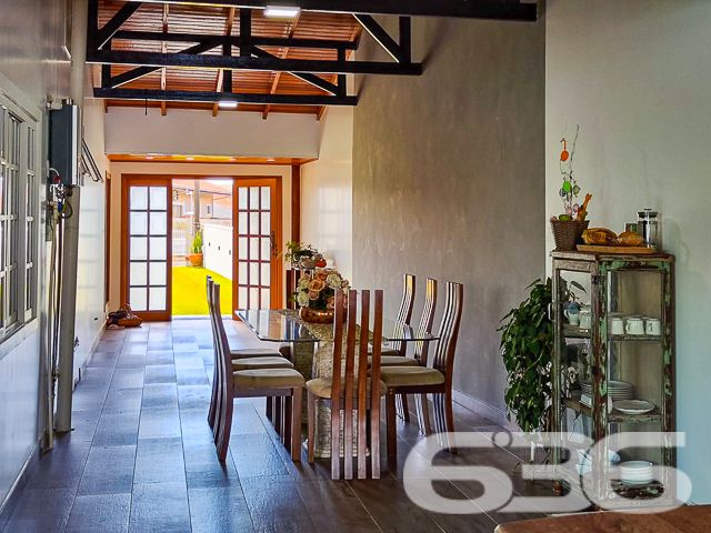 Descubra a serenidade e o potencial expansivo nesta residência térrea, situada no coração de Balneário Barra do Sul. Com mais de 30 anos de tradição no mercado imobiliário, oferecemos uma casa de padrão elevado, edificada em 2002, que se estende por uma área construída de 160 m² em um terreno generoso de 430,12 m². Sua localização privilegiada, com face leste, assegura uma iluminação natural abundante e acolhedoras manhãs ao sol.
Esta casa é um verdadeiro achado, com sua arquitetura sólida e design inteligente que ressoam uma elegância atemporal. O amplo pátio frontal é adornado com britas bem assentadas, enquanto o gramado traseiro promete ser um cenário idílico para o lazer ao ar livre. As portas se abrem para revelar um interior convidativo, onde a sala de estar é aquecida por uma lareira charmosa, e a cozinha gourmet é perfeitamente planejada para facilitar o convívio e entretenimento.
A propriedade comporta quatro vagas de garagem cobertas, além de duas suítes amplas, um dormitório adicional e três banheiros internos bem equipados. Um destaque é o banheiro externo, conveniente para dias de festa ou quando retornar da lagoa. A varanda gigantesca se apresenta como um convite para desfrutar da brisa e da vista tranquila, estendendo o espaço de vivência para o exterior.
Para os entusiastas náuticos, a garagem oferece uma saída direta para a lagoa, com um portão que leva direto às águas tranquilas, ideal para os que desejam explorar a região de barco. A segurança é enfatizada com um portão eletrônico, interfone, alarme e um sistema de vigilância eletrônica, além de monitoramento privado, garantindo paz de espírito.
Localizado em uma rua pavimentada no centro de Balneário Barra do Sul, o imóvel garante acesso facilitado a vias principais, escolas, hospitais e serviços essenciais, além de conexão à internet de alta velocidade. Completamente desocupado e repleto de móveis de cozinha, condicionadores de ar e móveis embutidos, esta residência está pronta para receber você e sua família.
Esta casa não é apenas uma moradia, é um lar com um grande potencial para se tornar o cenário de seus sonhos, pronto para ser personalizado e ampliado conforme seu gosto. Convidamos você a vislumbrar um futuro onde cada dia é um novo começo. Aguardamos sua visita para conhecer o que pode se tornar o novo capítulo de sua vida.
636 NEGÓCIOS IMOBILIÁRIOS: A SUA MELHOR ESCOLHA
Com mais de 30 anos de experiência, a 636 Negócios Imobiliários é sua parceira ideal para encontrar o imóvel perfeito. Estamos prontos para ajudá-lo a fazer deste imóvel o seu novo lar.
Telefone: (47) 3451-0636
WhatsApp: (47) 99190-0636
Não perca esta oportunidade única. Visite nosso site para mais informações: i636.com.br
