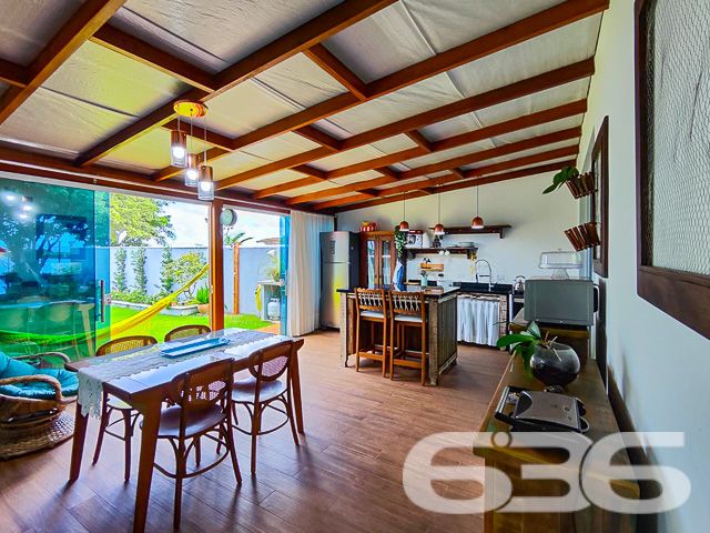 Descubra a serenidade e o potencial expansivo nesta residência térrea, situada no coração de Balneário Barra do Sul. Com mais de 30 anos de tradição no mercado imobiliário, oferecemos uma casa de padrão elevado, edificada em 2002, que se estende por uma área construída de 160 m² em um terreno generoso de 430,12 m². Sua localização privilegiada, com face leste, assegura uma iluminação natural abundante e acolhedoras manhãs ao sol.
Esta casa é um verdadeiro achado, com sua arquitetura sólida e design inteligente que ressoam uma elegância atemporal. O amplo pátio frontal é adornado com britas bem assentadas, enquanto o gramado traseiro promete ser um cenário idílico para o lazer ao ar livre. As portas se abrem para revelar um interior convidativo, onde a sala de estar é aquecida por uma lareira charmosa, e a cozinha gourmet é perfeitamente planejada para facilitar o convívio e entretenimento.
A propriedade comporta quatro vagas de garagem cobertas, além de duas suítes amplas, um dormitório adicional e três banheiros internos bem equipados. Um destaque é o banheiro externo, conveniente para dias de festa ou quando retornar da lagoa. A varanda gigantesca se apresenta como um convite para desfrutar da brisa e da vista tranquila, estendendo o espaço de vivência para o exterior.
Para os entusiastas náuticos, a garagem oferece uma saída direta para a lagoa, com um portão que leva direto às águas tranquilas, ideal para os que desejam explorar a região de barco. A segurança é enfatizada com um portão eletrônico, interfone, alarme e um sistema de vigilância eletrônica, além de monitoramento privado, garantindo paz de espírito.
Localizado em uma rua pavimentada no centro de Balneário Barra do Sul, o imóvel garante acesso facilitado a vias principais, escolas, hospitais e serviços essenciais, além de conexão à internet de alta velocidade. Completamente desocupado e repleto de móveis de cozinha, condicionadores de ar e móveis embutidos, esta residência está pronta para receber você e sua família.
Esta casa não é apenas uma moradia, é um lar com um grande potencial para se tornar o cenário de seus sonhos, pronto para ser personalizado e ampliado conforme seu gosto. Convidamos você a vislumbrar um futuro onde cada dia é um novo começo. Aguardamos sua visita para conhecer o que pode se tornar o novo capítulo de sua vida.
636 NEGÓCIOS IMOBILIÁRIOS: A SUA MELHOR ESCOLHA
Com mais de 30 anos de experiência, a 636 Negócios Imobiliários é sua parceira ideal para encontrar o imóvel perfeito. Estamos prontos para ajudá-lo a fazer deste imóvel o seu novo lar.
Telefone: (47) 3451-0636
WhatsApp: (47) 99190-0636
Não perca esta oportunidade única. Visite nosso site para mais informações: i636.com.br