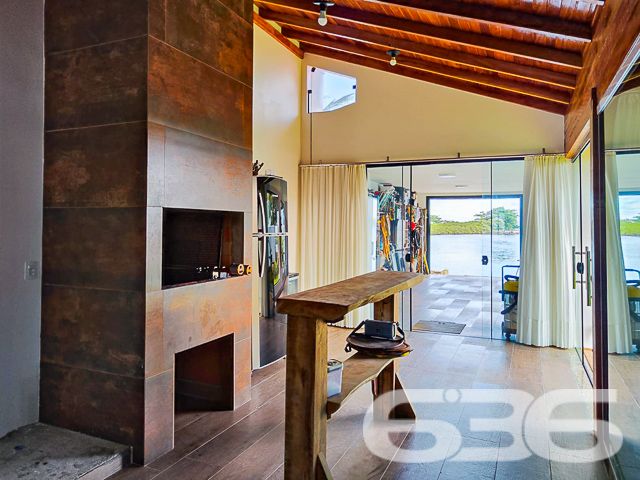 Descubra a serenidade e o potencial expansivo nesta residência térrea, situada no coração de Balneário Barra do Sul. Com mais de 30 anos de tradição no mercado imobiliário, oferecemos uma casa de padrão elevado, edificada em 2002, que se estende por uma área construída de 160 m² em um terreno generoso de 430,12 m². Sua localização privilegiada, com face leste, assegura uma iluminação natural abundante e acolhedoras manhãs ao sol.
Esta casa é um verdadeiro achado, com sua arquitetura sólida e design inteligente que ressoam uma elegância atemporal. O amplo pátio frontal é adornado com britas bem assentadas, enquanto o gramado traseiro promete ser um cenário idílico para o lazer ao ar livre. As portas se abrem para revelar um interior convidativo, onde a sala de estar é aquecida por uma lareira charmosa, e a cozinha gourmet é perfeitamente planejada para facilitar o convívio e entretenimento.
A propriedade comporta quatro vagas de garagem cobertas, além de duas suítes amplas, um dormitório adicional e três banheiros internos bem equipados. Um destaque é o banheiro externo, conveniente para dias de festa ou quando retornar da lagoa. A varanda gigantesca se apresenta como um convite para desfrutar da brisa e da vista tranquila, estendendo o espaço de vivência para o exterior.
Para os entusiastas náuticos, a garagem oferece uma saída direta para a lagoa, com um portão que leva direto às águas tranquilas, ideal para os que desejam explorar a região de barco. A segurança é enfatizada com um portão eletrônico, interfone, alarme e um sistema de vigilância eletrônica, além de monitoramento privado, garantindo paz de espírito.
Localizado em uma rua pavimentada no centro de Balneário Barra do Sul, o imóvel garante acesso facilitado a vias principais, escolas, hospitais e serviços essenciais, além de conexão à internet de alta velocidade. Completamente desocupado e repleto de móveis de cozinha, condicionadores de ar e móveis embutidos, esta residência está pronta para receber você e sua família.
Esta casa não é apenas uma moradia, é um lar com um grande potencial para se tornar o cenário de seus sonhos, pronto para ser personalizado e ampliado conforme seu gosto. Convidamos você a vislumbrar um futuro onde cada dia é um novo começo. Aguardamos sua visita para conhecer o que pode se tornar o novo capítulo de sua vida.
636 NEGÓCIOS IMOBILIÁRIOS: A SUA MELHOR ESCOLHA
Com mais de 30 anos de experiência, a 636 Negócios Imobiliários é sua parceira ideal para encontrar o imóvel perfeito. Estamos prontos para ajudá-lo a fazer deste imóvel o seu novo lar.
Telefone: (47) 3451-0636
WhatsApp: (47) 99190-0636
Não perca esta oportunidade única. Visite nosso site para mais informações: i636.com.br