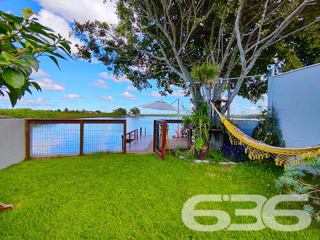 Descubra a serenidade e o potencial expansivo nesta residência térrea, situada no coração de Balneário Barra do Sul. Com mais de 30 anos de tradição no mercado imobiliário, oferecemos uma casa de padrão elevado, edificada em 2002, que se estende por uma área construída de 160 m² em um terreno generoso de 430,12 m². Sua localização privilegiada, com face leste, assegura uma iluminação natural abundante e acolhedoras manhãs ao sol.
Esta casa é um verdadeiro achado, com sua arquitetura sólida e design inteligente que ressoam uma elegância atemporal. O amplo pátio frontal é adornado com britas bem assentadas, enquanto o gramado traseiro promete ser um cenário idílico para o lazer ao ar livre. As portas se abrem para revelar um interior convidativo, onde a sala de estar é aquecida por uma lareira charmosa, e a cozinha gourmet é perfeitamente planejada para facilitar o convívio e entretenimento.
A propriedade comporta quatro vagas de garagem cobertas, além de duas suítes amplas, um dormitório adicional e três banheiros internos bem equipados. Um destaque é o banheiro externo, conveniente para dias de festa ou quando retornar da lagoa. A varanda gigantesca se apresenta como um convite para desfrutar da brisa e da vista tranquila, estendendo o espaço de vivência para o exterior.
Para os entusiastas náuticos, a garagem oferece uma saída direta para a lagoa, com um portão que leva direto às águas tranquilas, ideal para os que desejam explorar a região de barco. A segurança é enfatizada com um portão eletrônico, interfone, alarme e um sistema de vigilância eletrônica, além de monitoramento privado, garantindo paz de espírito.
Localizado em uma rua pavimentada no centro de Balneário Barra do Sul, o imóvel garante acesso facilitado a vias principais, escolas, hospitais e serviços essenciais, além de conexão à internet de alta velocidade. Completamente desocupado e repleto de móveis de cozinha, condicionadores de ar e móveis embutidos, esta residência está pronta para receber você e sua família.
Esta casa não é apenas uma moradia, é um lar com um grande potencial para se tornar o cenário de seus sonhos, pronto para ser personalizado e ampliado conforme seu gosto. Convidamos você a vislumbrar um futuro onde cada dia é um novo começo. Aguardamos sua visita para conhecer o que pode se tornar o novo capítulo de sua vida.
636 NEGÓCIOS IMOBILIÁRIOS: A SUA MELHOR ESCOLHA
Com mais de 30 anos de experiência, a 636 Negócios Imobiliários é sua parceira ideal para encontrar o imóvel perfeito. Estamos prontos para ajudá-lo a fazer deste imóvel o seu novo lar.
Telefone: (47) 3451-0636
WhatsApp: (47) 99190-0636
Não perca esta oportunidade única. Visite nosso site para mais informações: i636.com.br