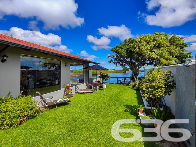 Descubra a serenidade e o potencial expansivo nesta residência térrea, situada no coração de Balneário Barra do Sul. Com mais de 30 anos de tradição no mercado imobiliário, oferecemos uma casa de padrão elevado, edificada em 2002, que se estende por uma área construída de 160 m² em um terreno generoso de 430,12 m². Sua localização privilegiada, com face leste, assegura uma iluminação natural abundante e acolhedoras manhãs ao sol.
Esta casa é um verdadeiro achado, com sua arquitetura sólida e design inteligente que ressoam uma elegância atemporal. O amplo pátio frontal é adornado com britas bem assentadas, enquanto o gramado traseiro promete ser um cenário idílico para o lazer ao ar livre. As portas se abrem para revelar um interior convidativo, onde a sala de estar é aquecida por uma lareira charmosa, e a cozinha gourmet é perfeitamente planejada para facilitar o convívio e entretenimento.
A propriedade comporta quatro vagas de garagem cobertas, além de duas suítes amplas, um dormitório adicional e três banheiros internos bem equipados. Um destaque é o banheiro externo, conveniente para dias de festa ou quando retornar da lagoa. A varanda gigantesca se apresenta como um convite para desfrutar da brisa e da vista tranquila, estendendo o espaço de vivência para o exterior.
Para os entusiastas náuticos, a garagem oferece uma saída direta para a lagoa, com um portão que leva direto às águas tranquilas, ideal para os que desejam explorar a região de barco. A segurança é enfatizada com um portão eletrônico, interfone, alarme e um sistema de vigilância eletrônica, além de monitoramento privado, garantindo paz de espírito.
Localizado em uma rua pavimentada no centro de Balneário Barra do Sul, o imóvel garante acesso facilitado a vias principais, escolas, hospitais e serviços essenciais, além de conexão à internet de alta velocidade. Completamente desocupado e repleto de móveis de cozinha, condicionadores de ar e móveis embutidos, esta residência está pronta para receber você e sua família.
Esta casa não é apenas uma moradia, é um lar com um grande potencial para se tornar o cenário de seus sonhos, pronto para ser personalizado e ampliado conforme seu gosto. Convidamos você a vislumbrar um futuro onde cada dia é um novo começo. Aguardamos sua visita para conhecer o que pode se tornar o novo capítulo de sua vida.
636 NEGÓCIOS IMOBILIÁRIOS: A SUA MELHOR ESCOLHA
Com mais de 30 anos de experiência, a 636 Negócios Imobiliários é sua parceira ideal para encontrar o imóvel perfeito. Estamos prontos para ajudá-lo a fazer deste imóvel o seu novo lar.
Telefone: (47) 3451-0636
WhatsApp: (47) 99190-0636
Não perca esta oportunidade única. Visite nosso site para mais informações: i636.com.br