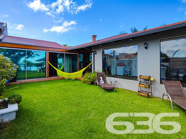 Descubra a serenidade e o potencial expansivo nesta residência térrea, situada no coração de Balneário Barra do Sul. Com mais de 30 anos de tradição no mercado imobiliário, oferecemos uma casa de padrão elevado, edificada em 2002, que se estende por uma área construída de 160 m² em um terreno generoso de 430,12 m². Sua localização privilegiada, com face leste, assegura uma iluminação natural abundante e acolhedoras manhãs ao sol.
Esta casa é um verdadeiro achado, com sua arquitetura sólida e design inteligente que ressoam uma elegância atemporal. O amplo pátio frontal é adornado com britas bem assentadas, enquanto o gramado traseiro promete ser um cenário idílico para o lazer ao ar livre. As portas se abrem para revelar um interior convidativo, onde a sala de estar é aquecida por uma lareira charmosa, e a cozinha gourmet é perfeitamente planejada para facilitar o convívio e entretenimento.
A propriedade comporta quatro vagas de garagem cobertas, além de duas suítes amplas, um dormitório adicional e três banheiros internos bem equipados. Um destaque é o banheiro externo, conveniente para dias de festa ou quando retornar da lagoa. A varanda gigantesca se apresenta como um convite para desfrutar da brisa e da vista tranquila, estendendo o espaço de vivência para o exterior.
Para os entusiastas náuticos, a garagem oferece uma saída direta para a lagoa, com um portão que leva direto às águas tranquilas, ideal para os que desejam explorar a região de barco. A segurança é enfatizada com um portão eletrônico, interfone, alarme e um sistema de vigilância eletrônica, além de monitoramento privado, garantindo paz de espírito.
Localizado em uma rua pavimentada no centro de Balneário Barra do Sul, o imóvel garante acesso facilitado a vias principais, escolas, hospitais e serviços essenciais, além de conexão à internet de alta velocidade. Completamente desocupado e repleto de móveis de cozinha, condicionadores de ar e móveis embutidos, esta residência está pronta para receber você e sua família.
Esta casa não é apenas uma moradia, é um lar com um grande potencial para se tornar o cenário de seus sonhos, pronto para ser personalizado e ampliado conforme seu gosto. Convidamos você a vislumbrar um futuro onde cada dia é um novo começo. Aguardamos sua visita para conhecer o que pode se tornar o novo capítulo de sua vida.
636 NEGÓCIOS IMOBILIÁRIOS: A SUA MELHOR ESCOLHA
Com mais de 30 anos de experiência, a 636 Negócios Imobiliários é sua parceira ideal para encontrar o imóvel perfeito. Estamos prontos para ajudá-lo a fazer deste imóvel o seu novo lar.
Telefone: (47) 3451-0636
WhatsApp: (47) 99190-0636
Não perca esta oportunidade única. Visite nosso site para mais informações: i636.com.br