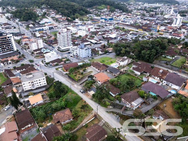 EXCELENTE TERRENO NO BAIRRO IRIRIÚ EM JOINVILLE - ESTUDA PERMUTA 

São 849m² de terreno, sendo 20m de frente e 42m de lados em boas condições, limpo e pronto para obras. Perfeito para você que procura por um cantinho para começar aquela tão sonhada construção. 

Com excelente localização no bairro Iririú, um dos bairros que mais crescem e se desenvolvem em Joinville, próximo de estabelecimentos e comércios que facilitam seu dia a dia, bem perto do terminal de ônibus, com fácil acesso aos bairros da região e a poucos minutos do centro. 

Uma ótima oportunidade de você adquirir um espaço na maior cidade de Santa Catarina.

Agende sua visita com um de nossos corretores e saiba mais sobre esse vantajoso investimento. 
Esperamos por você!!!

Fale conosco:
IMOBILIÁRIA 636.
Telefone: (47) 3451-0636
WhatsApp: (47) 99190-0636