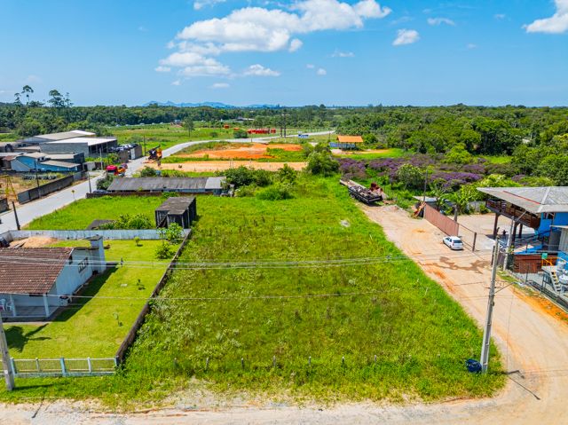 Descubra a excelência de investir no seu futuro com a 636 Negócios Imobiliários! Apresentamos um magnífico terreno em Araquari, no bairro Porto Grande, perfeitamente posicionado para uso comercial, industrial ou residencial. Com uma localização privilegiada a apenas 300 metros da BR-280, este terreno representa uma oportunidade única de construir em uma área com crescente valorização.

Detalhes do Terreno:

Área Total: 765m²
Ideal para empreendedores e investidores, este terreno está pronto para construir. A área está cercada por residências de alto padrão, garantindo um ambiente sofisticado e tranquilo para futuras construções.

Além da excelente localização e características físicas, investir em Porto Grande significa investir em uma região de crescente desenvolvimento econômico e social. Este terreno é uma escolha estratégica tanto para negócios que buscam proximidade com eixos rodoviários importantes quanto para famílias que desejam a tranquilidade de um bairro que combina qualidade de vida com fácil acesso a serviços e comércio.

Por que escolher a 636 Negócios Imobiliários?
 
636 NEGÓCIOS IMOBILIÁRIOS: A SUA MELHOR ESCOLHA
Com mais de 30 anos de experiência, a 636 Negócios Imobiliários é sua parceira ideal para encontrar o imóvel perfeito. Estamos prontos para ajudá-lo a fazer deste imóvel o seu novo lar.
 
Telefone: (47) 3451-0636
WhatsApp: (47) 99190-0636
 
Não perca esta oportunidade única. Visite nosso site para mais informações: i636.com.br