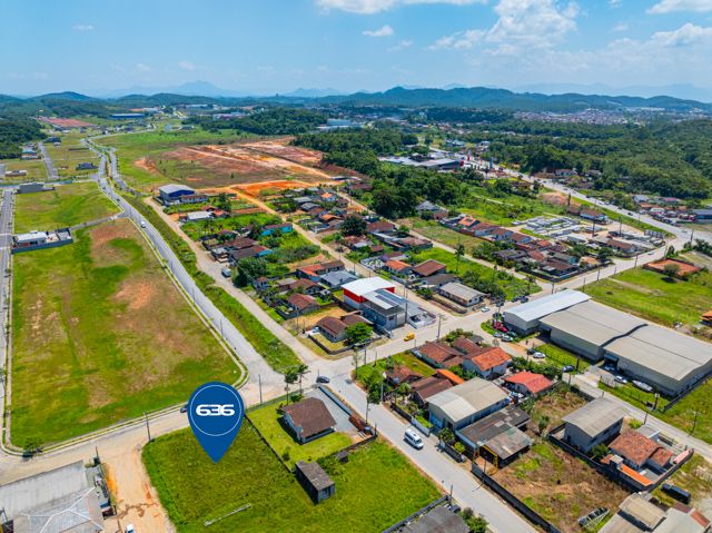Descubra a excelência de investir no seu futuro com a 636 Negócios Imobiliários! Apresentamos um magnífico terreno em Araquari, no bairro Porto Grande, perfeitamente posicionado para uso comercial, industrial ou residencial. Com uma localização privilegiada a apenas 300 metros da BR-280, este terreno representa uma oportunidade única de construir em uma área com crescente valorização.

Detalhes do Terreno:

Área Total: 765m²
Ideal para empreendedores e investidores, este terreno está pronto para construir. A área está cercada por residências de alto padrão, garantindo um ambiente sofisticado e tranquilo para futuras construções.

Além da excelente localização e características físicas, investir em Porto Grande significa investir em uma região de crescente desenvolvimento econômico e social. Este terreno é uma escolha estratégica tanto para negócios que buscam proximidade com eixos rodoviários importantes quanto para famílias que desejam a tranquilidade de um bairro que combina qualidade de vida com fácil acesso a serviços e comércio.

Por que escolher a 636 Negócios Imobiliários?
 
636 NEGÓCIOS IMOBILIÁRIOS: A SUA MELHOR ESCOLHA
Com mais de 30 anos de experiência, a 636 Negócios Imobiliários é sua parceira ideal para encontrar o imóvel perfeito. Estamos prontos para ajudá-lo a fazer deste imóvel o seu novo lar.
 
Telefone: (47) 3451-0636
WhatsApp: (47) 99190-0636
 
Não perca esta oportunidade única. Visite nosso site para mais informações: i636.com.br