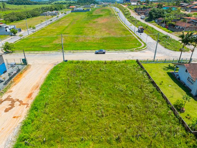 Descubra a excelência de investir no seu futuro com a 636 Negócios Imobiliários! Apresentamos um magnífico terreno em Araquari, no bairro Porto Grande, perfeitamente posicionado para uso comercial, industrial ou residencial. Com uma localização privilegiada a apenas 300 metros da BR-280, este terreno representa uma oportunidade única de construir em uma área com crescente valorização.

Detalhes do Terreno:

Área Total: 765m²
Ideal para empreendedores e investidores, este terreno está pronto para construir. A área está cercada por residências de alto padrão, garantindo um ambiente sofisticado e tranquilo para futuras construções.

Além da excelente localização e características físicas, investir em Porto Grande significa investir em uma região de crescente desenvolvimento econômico e social. Este terreno é uma escolha estratégica tanto para negócios que buscam proximidade com eixos rodoviários importantes quanto para famílias que desejam a tranquilidade de um bairro que combina qualidade de vida com fácil acesso a serviços e comércio.

Por que escolher a 636 Negócios Imobiliários?
 
636 NEGÓCIOS IMOBILIÁRIOS: A SUA MELHOR ESCOLHA
Com mais de 30 anos de experiência, a 636 Negócios Imobiliários é sua parceira ideal para encontrar o imóvel perfeito. Estamos prontos para ajudá-lo a fazer deste imóvel o seu novo lar.
 
Telefone: (47) 3451-0636
WhatsApp: (47) 99190-0636
 
Não perca esta oportunidade única. Visite nosso site para mais informações: i636.com.br